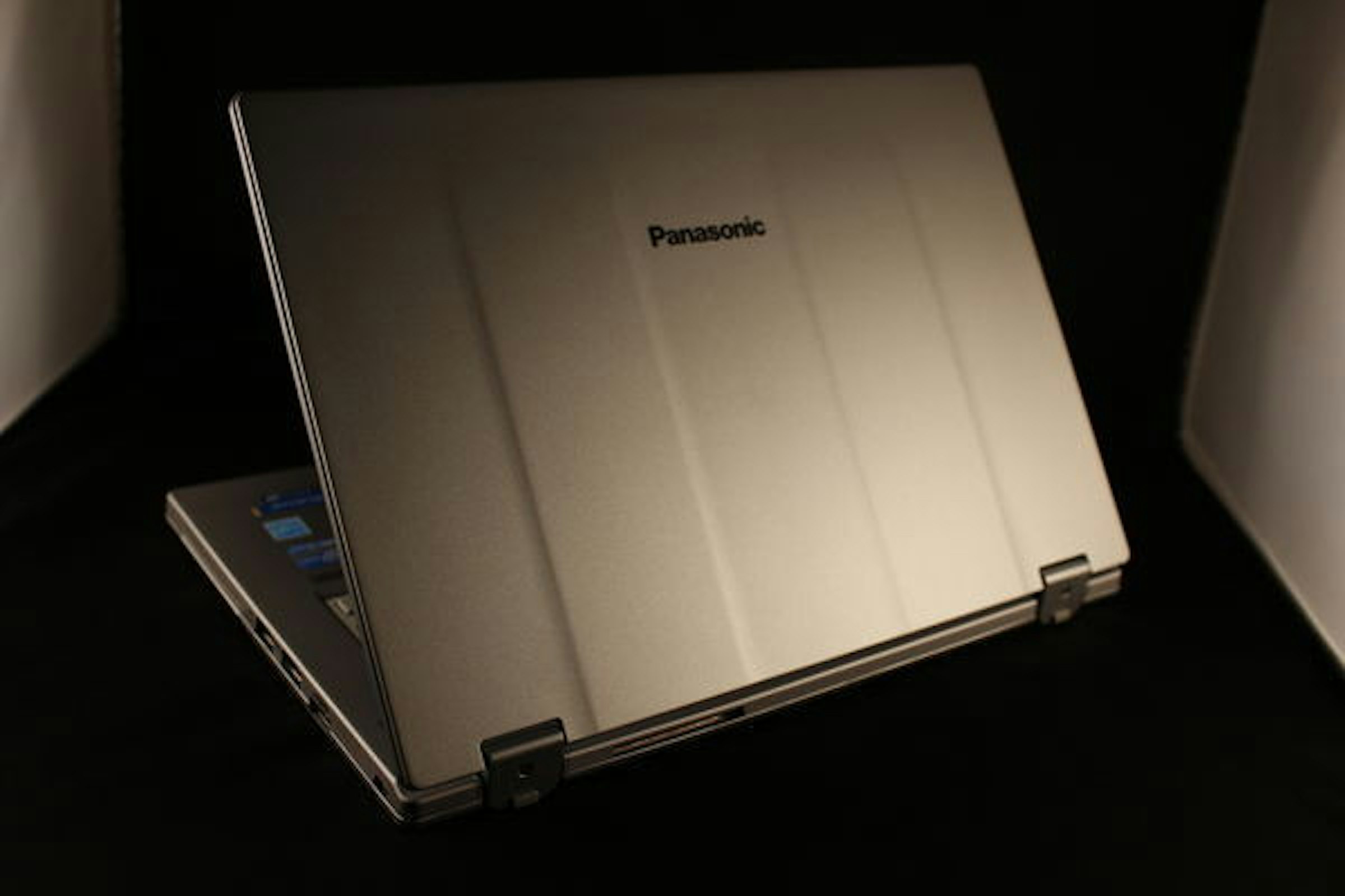 是360度旋轉 Panasonic CF-AX2 強固平板/筆電這篇文章的首圖