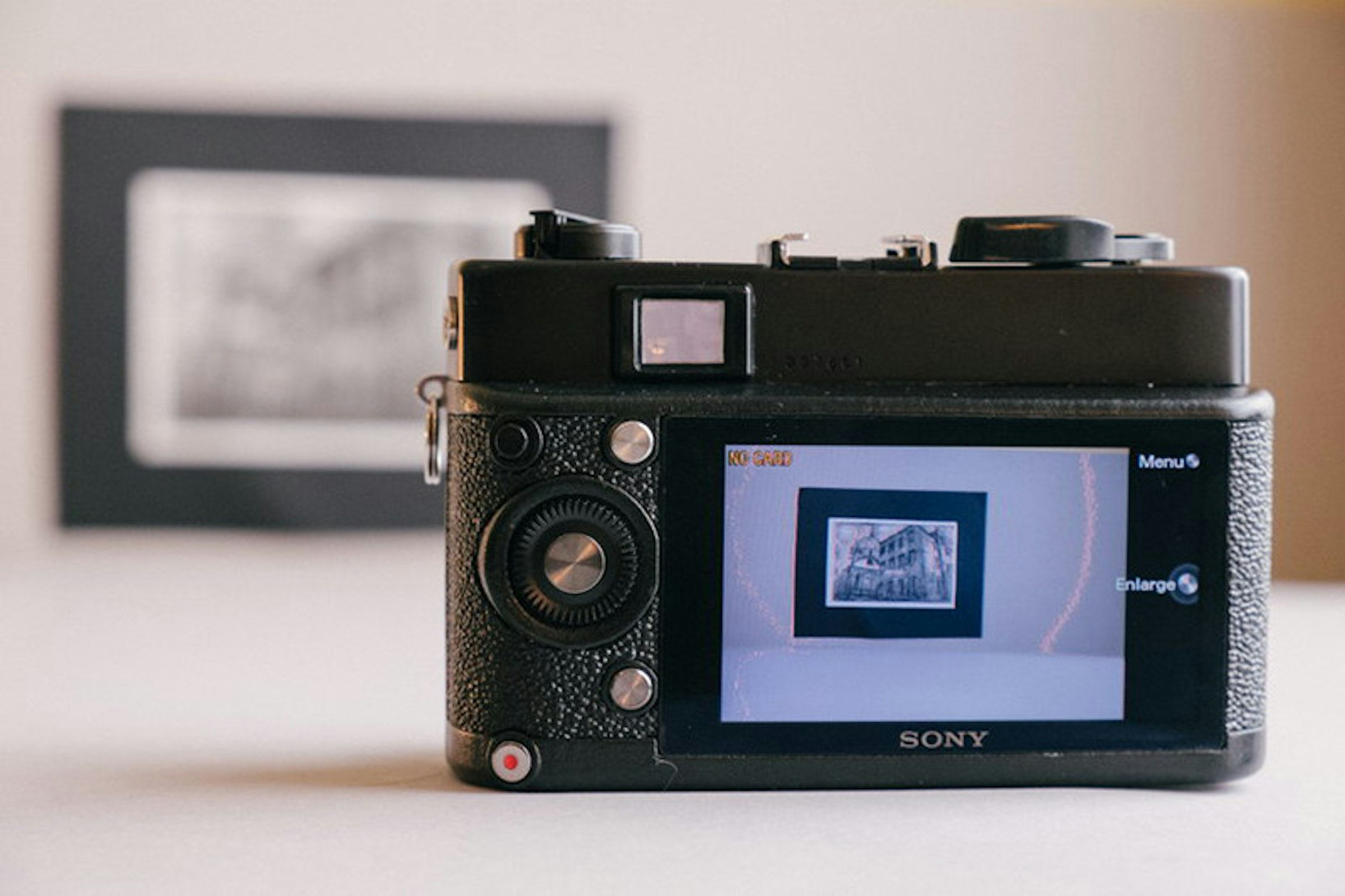 是牛津 18 歲學生以 Sony NEX 5 組件，成功數碼化舊 Konica RF這篇文章的首圖