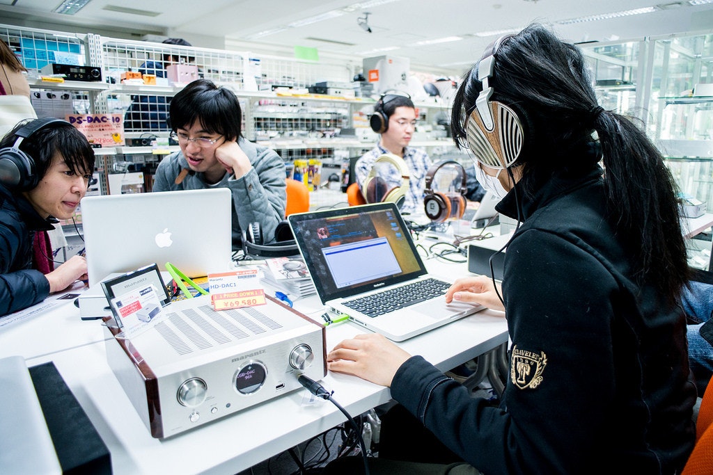 是[音響研究室] 十萬耳機任你玩？耳機迷一生一定要去朝聖一次的日本「eイヤホン」耳機店一日遊記！這篇文章的首圖