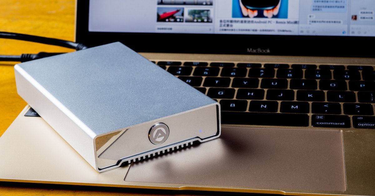 是快用 AKiTiO 冰極光 Neutrino USB 3.1 Gen2 Type-C 硬碟外接盒擴充你的 MacBook！一般電腦也能用，而且還比 USB 3.0 快！這篇文章的首圖