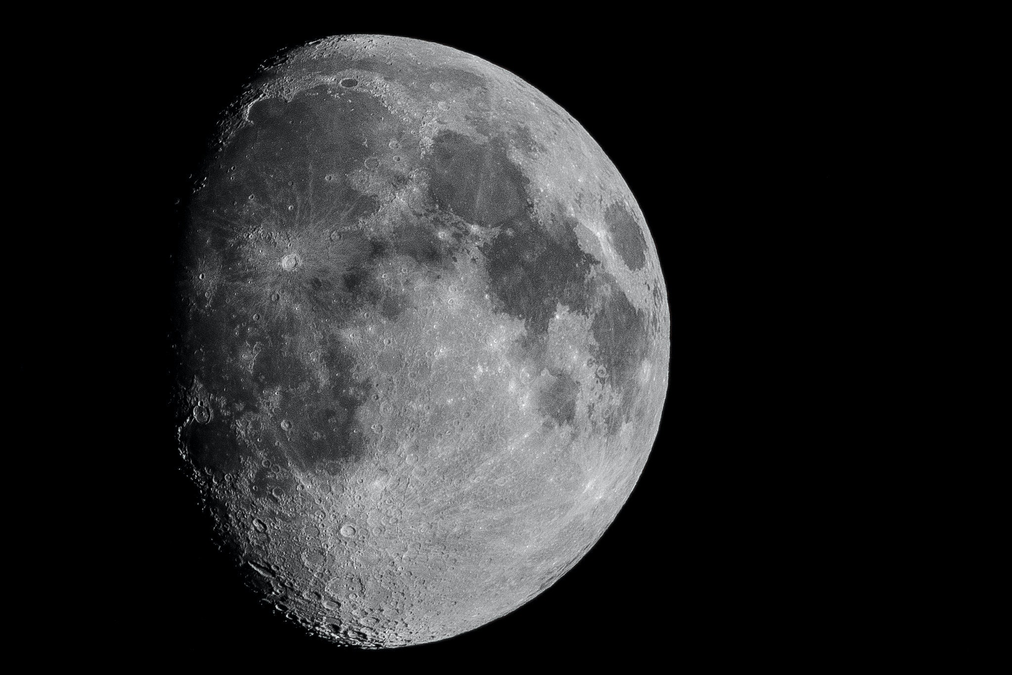 是[攝影小教室] 來拍月亮吧！只要掌握七個要點，你也能輕鬆拍出清楚漂亮的月亮！這篇文章的首圖