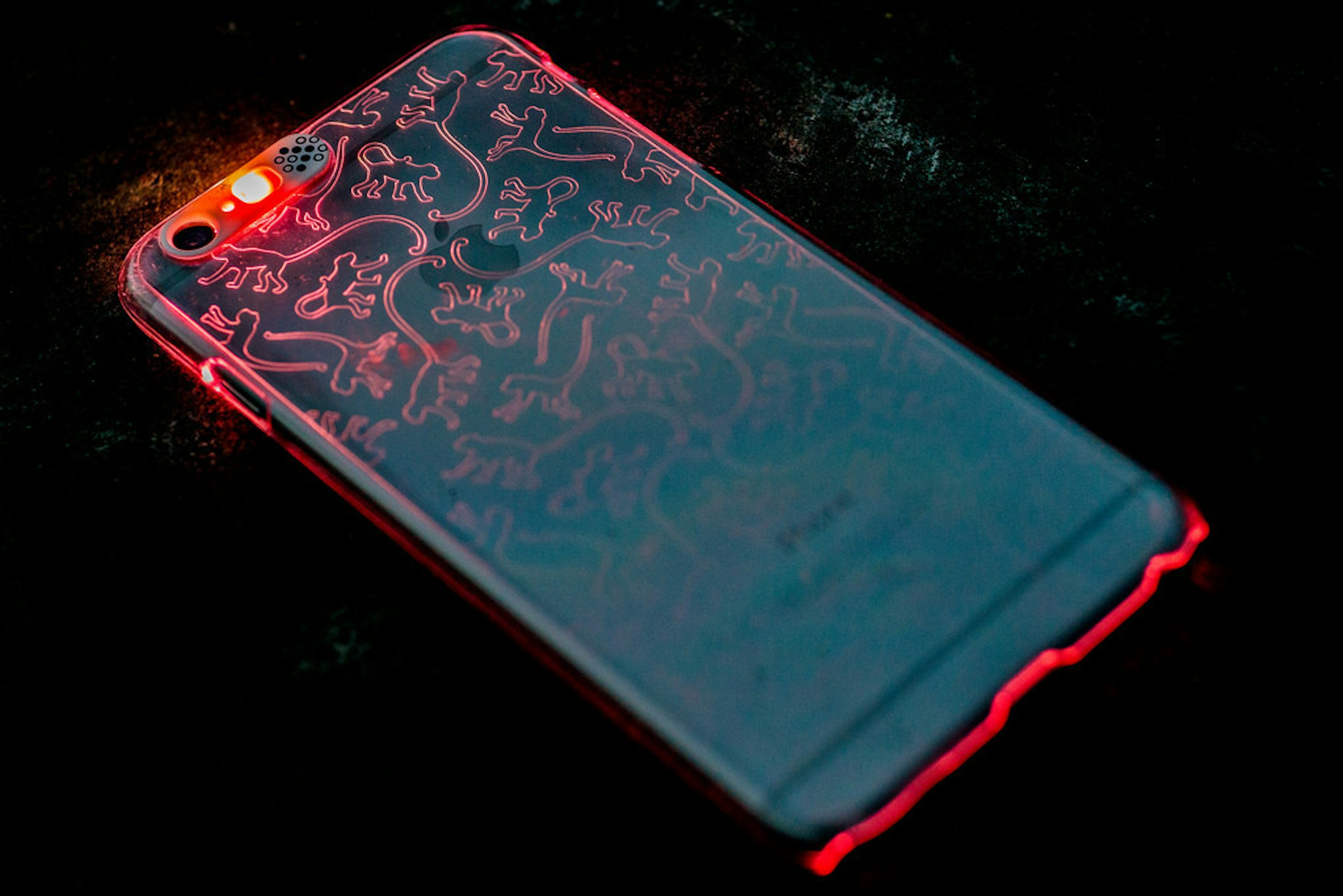 是潮到出水！這個酷炫發光 iPhone 6 手機殼真的是超潮 Der～用了他，夜店之星就是你啦！這篇文章的首圖