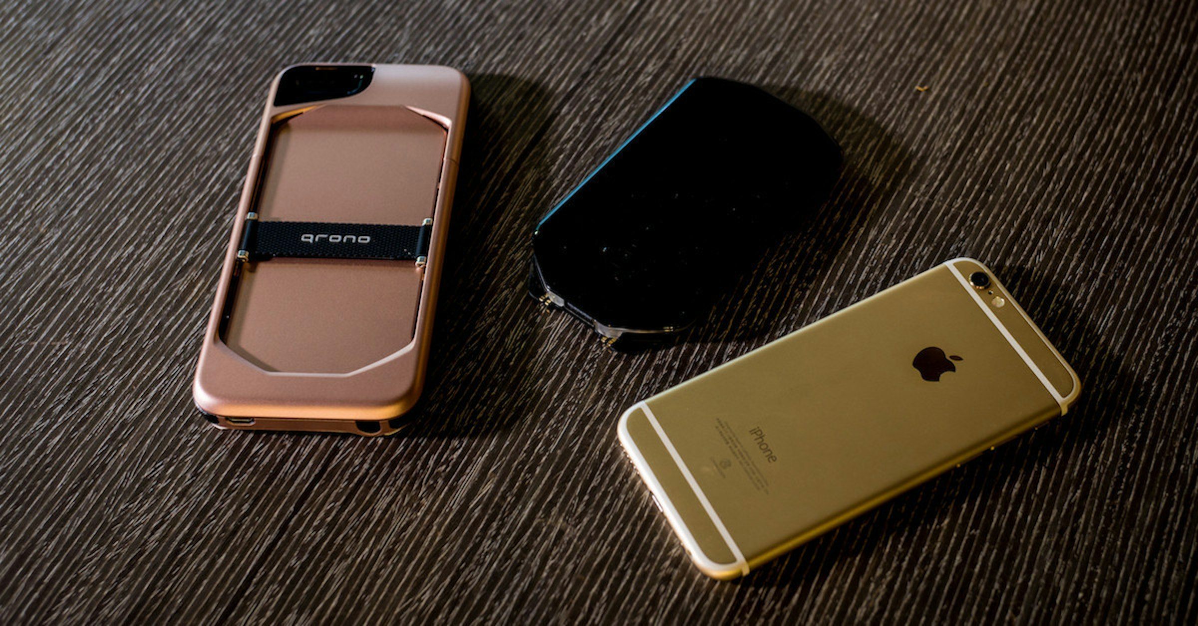 是造型詭異卻無比實用！qrono 01 : MIN ™ 讓你的 iPhone 6s/6s Plus 背著行動電源到處跑！這篇文章的首圖
