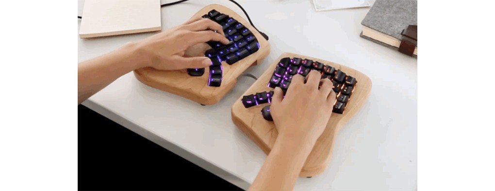 是這才是人體工學！楓木 + 高度客製化的 Keyboardio 蝴蝶鍵盤這篇文章的首圖