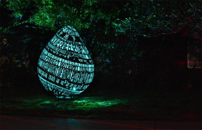 是超大金屬鏤空蛋雕，夜晚最奇幻的裝置藝術這篇文章的首圖