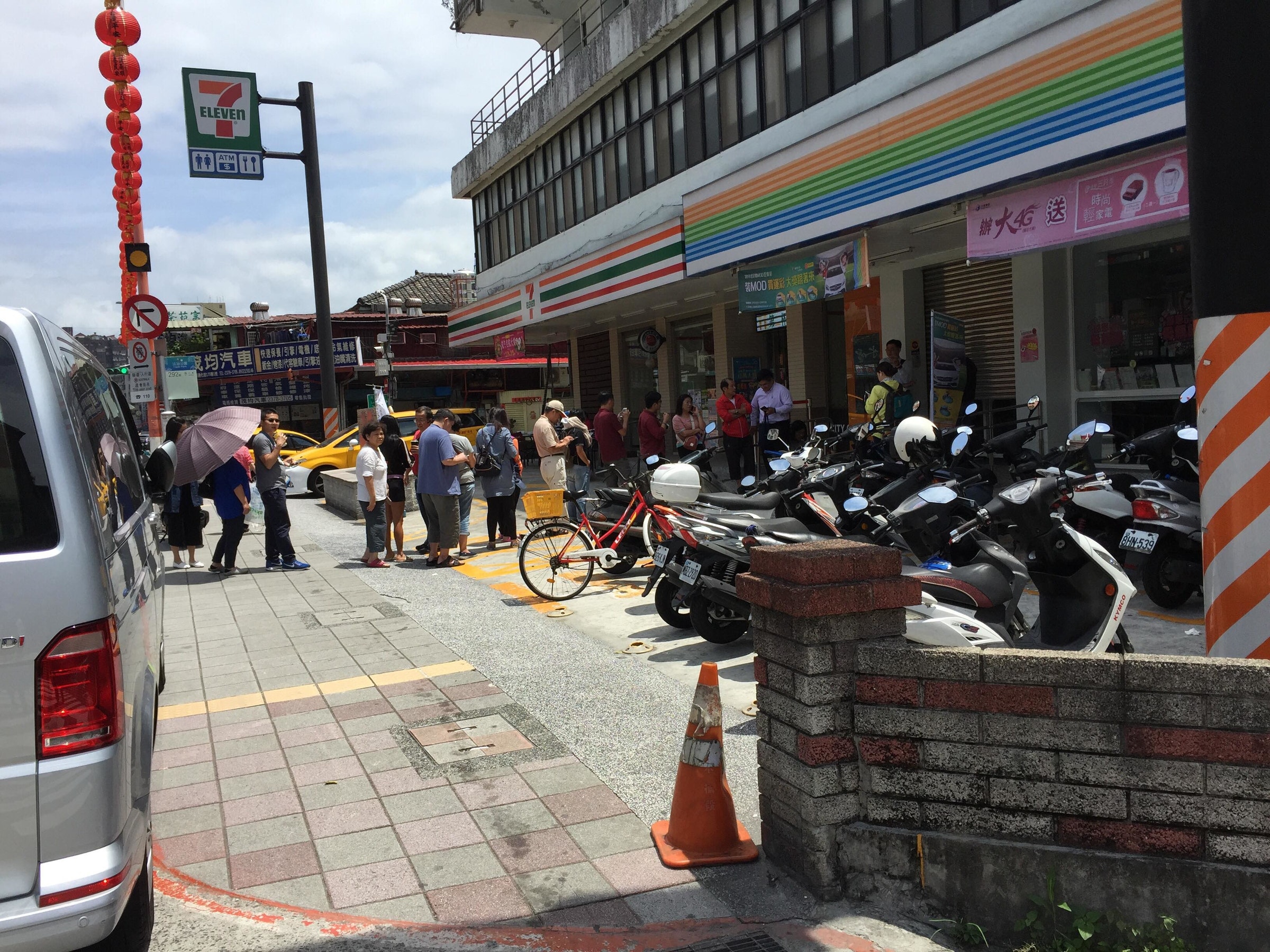Car, Motorcycle, Motor vehicle, Pedestrian, Transport, Building, Vehicle, car, car, land vehicle, vehicle, transport, mode of transport, motor vehicle, street, city, lane, motorcycle