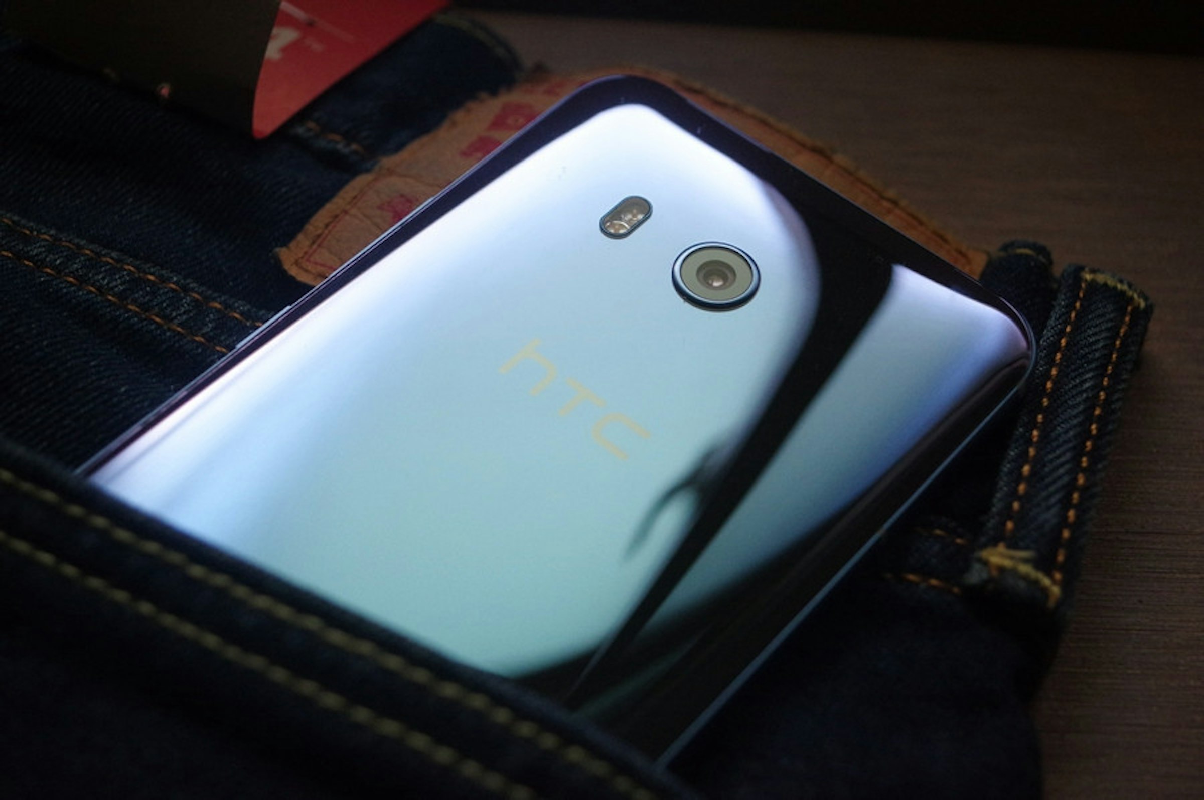 HTC U11, HTC U Ultra, HTC U Play, HTC 10, Portable communications device, , HTC, Smartphone, Brand, Electronics, strap, mobile phone, gadget, electronic device, product, product, technology, product design, communication device, strap, leather