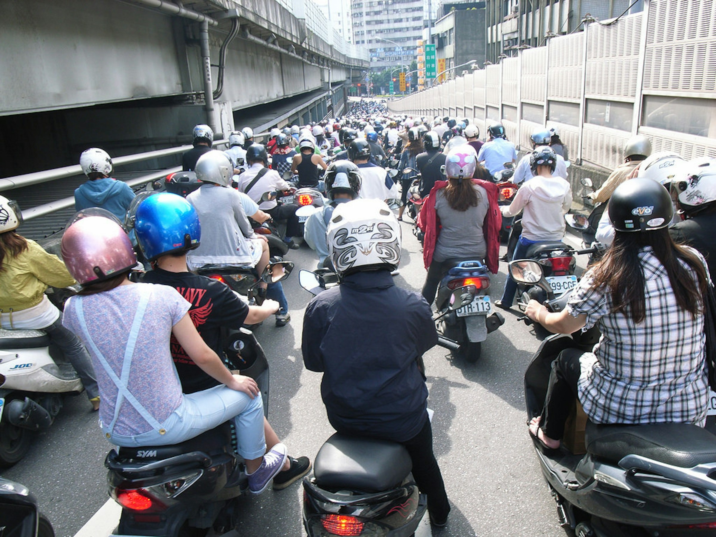 Car, Motorcycle, Driver's license, Anti-lock braking system, Vehicle, WeMo Scooter, Traffic, Electric motorcycles and scooters, Driving, , 機車, motorcycling, scooter, vehicle, street, motor vehicle, headgear, product, motorcycle, helmet, recreation