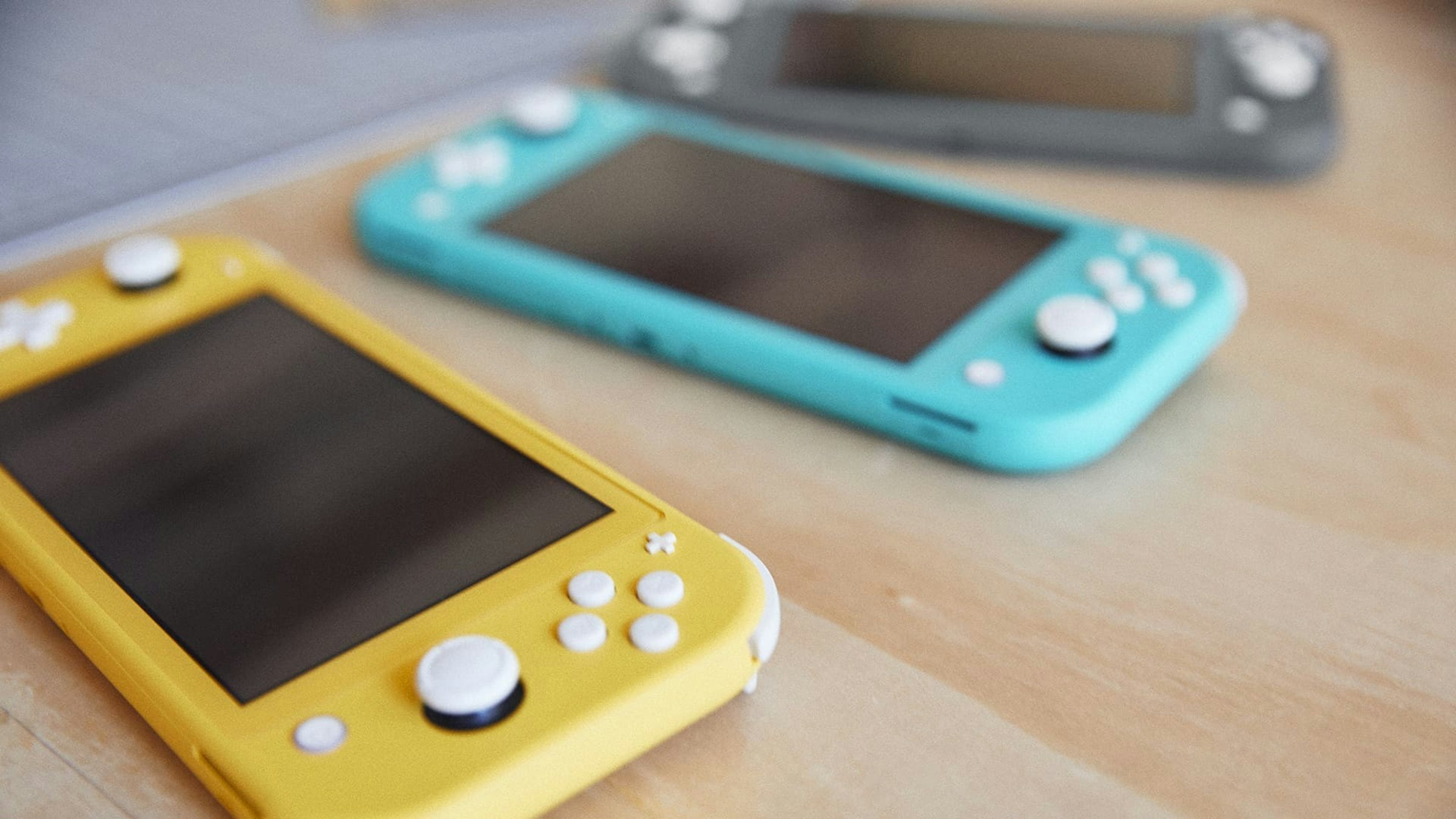 照片中包含了任天堂Switch Lite顏色、任天堂Switch、任天堂開關精簡版、美國任天堂公司、掌上游戲機