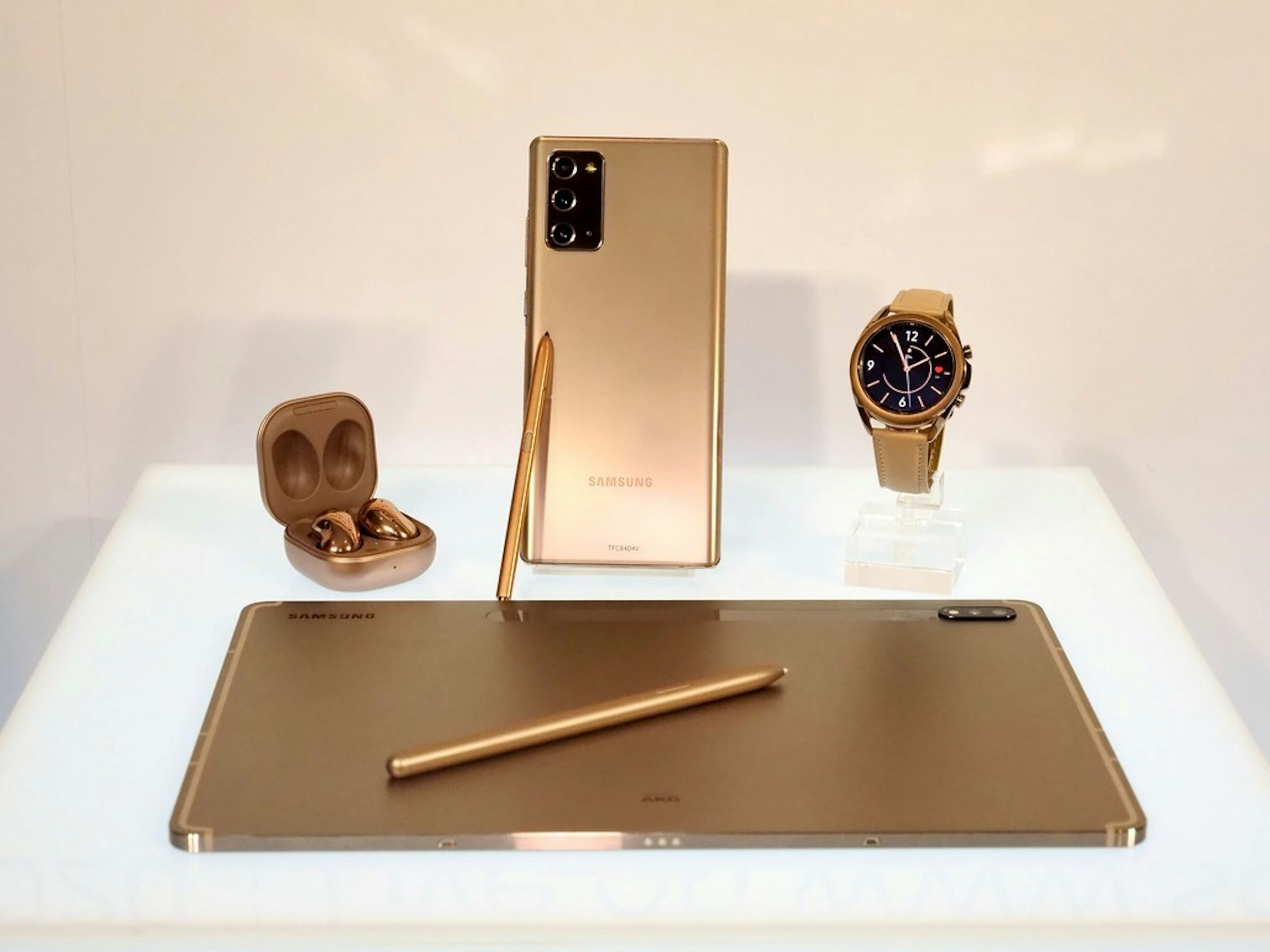 照片中提到了SAMSUNG、SAMINUND、...，包含了產品設計、產品、設計