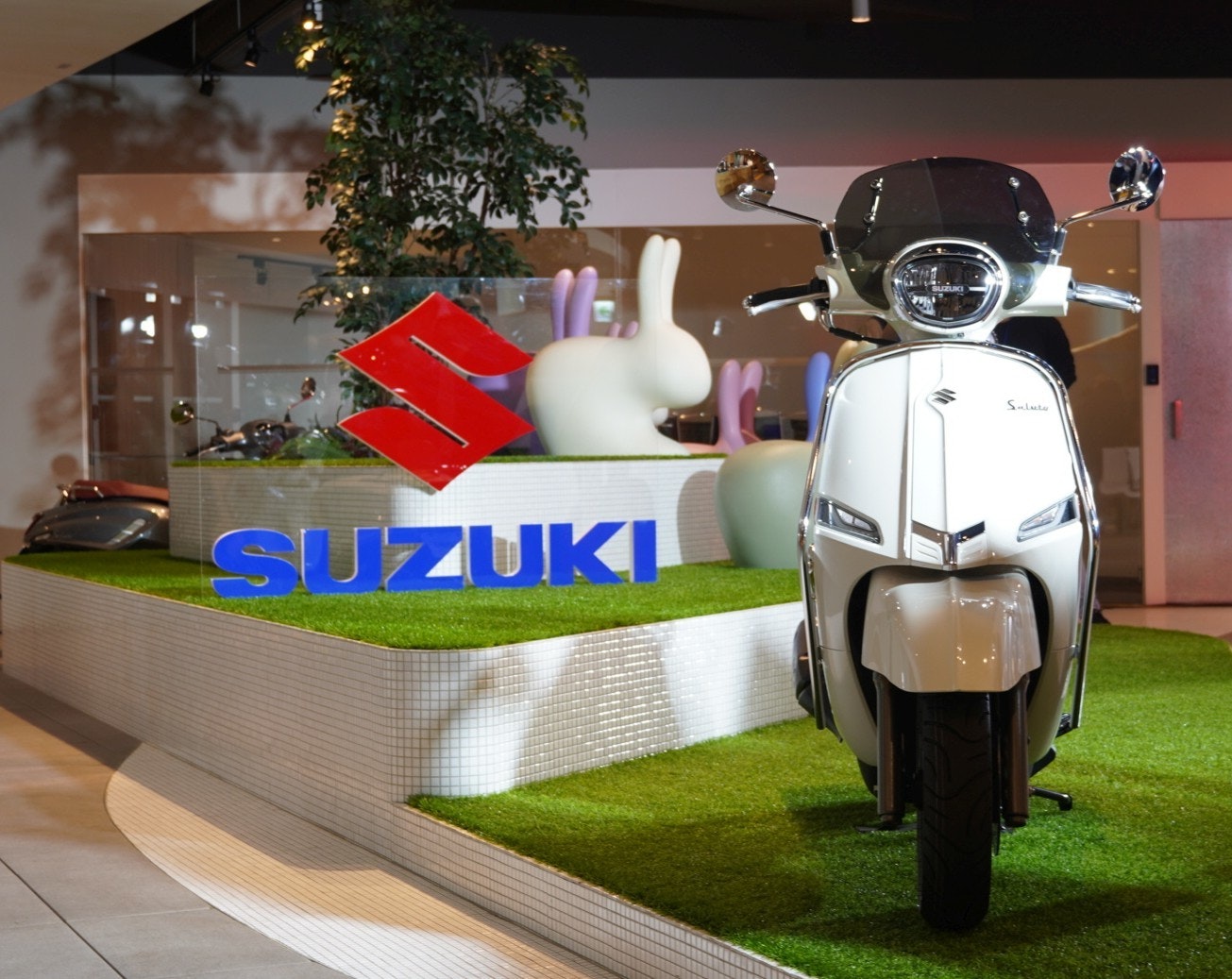 照片中提到了Salute、SUZUKI,跟鈴木、鈴木有關,包含了汽車、摩托車、汽車、摩托車、產品