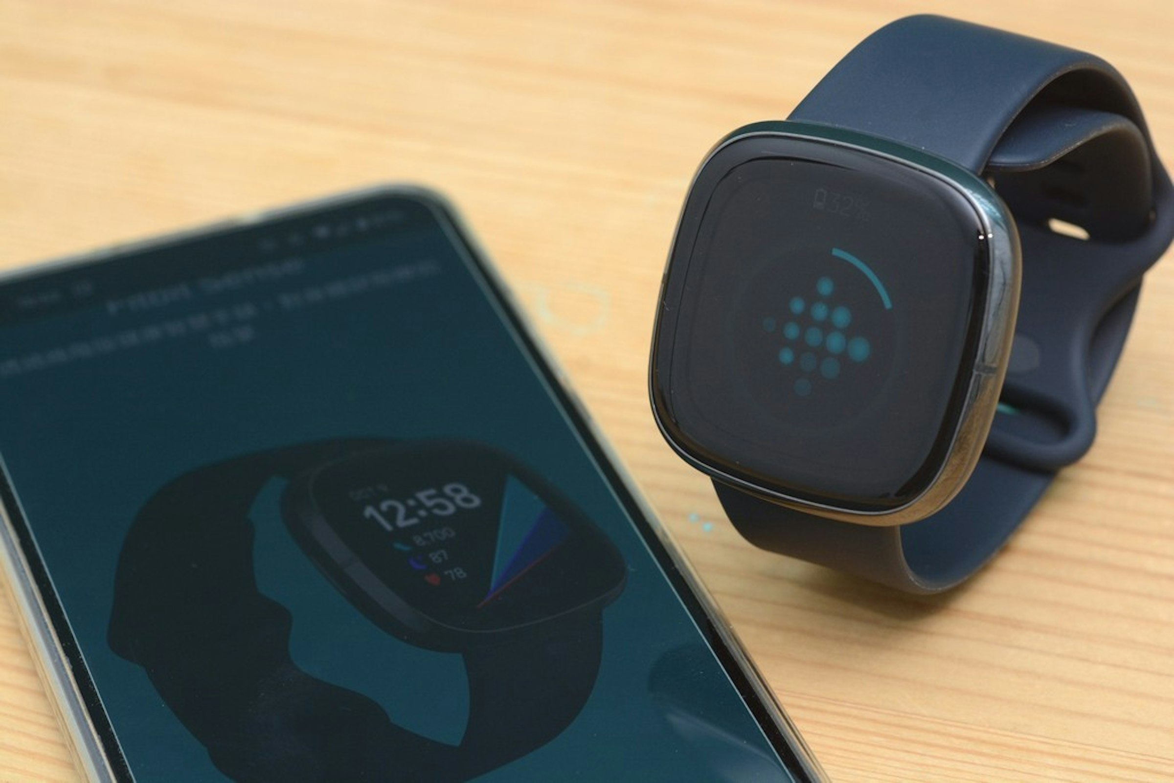 照片中提到了032%、12:58、18700，跟Fitbit有關，包含了看、產品設計、牌、藍綠色、看