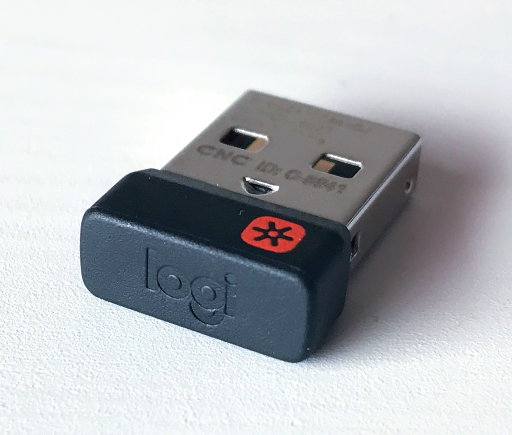 照片中提到了CNC ID: C 4、logt，跟雪絨花航空有關，包含了Logi USB、電腦鼠標、計算機鍵盤、羅技、羅技Unifying接收器