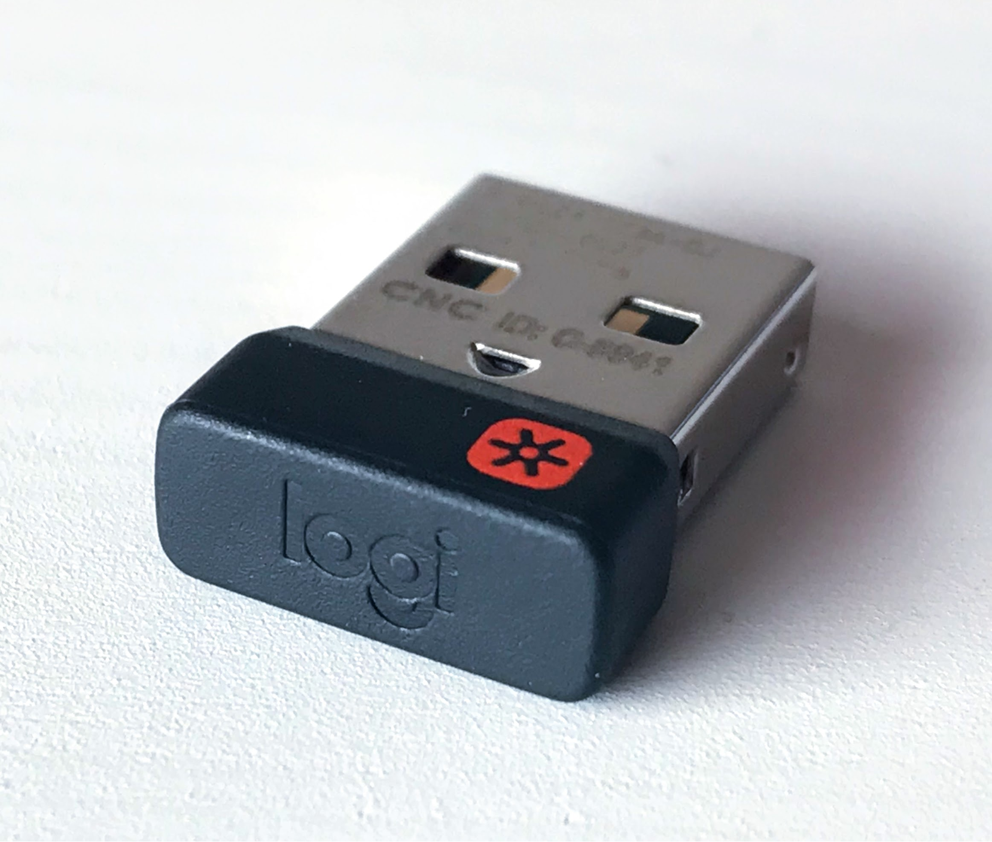 照片中提到了CNC ID: C 4、logt,跟雪絨花航空有關,包含了Logi USB、電腦鼠標、計算機鍵盤、羅技、羅技Unifying接收器