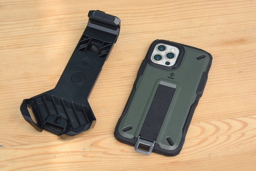 Elecom Nestout Trekking防震手機殼：鎖在背包肩帶上、可360度旋轉、iPhone 12系列適用 - Cool3c