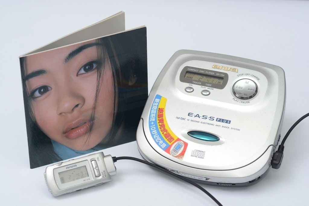 照片中提到了allia、BCIVIN、●新生防震系统,包含了宇多田光初戀、宇多田光、電子產品、產品設計、設計