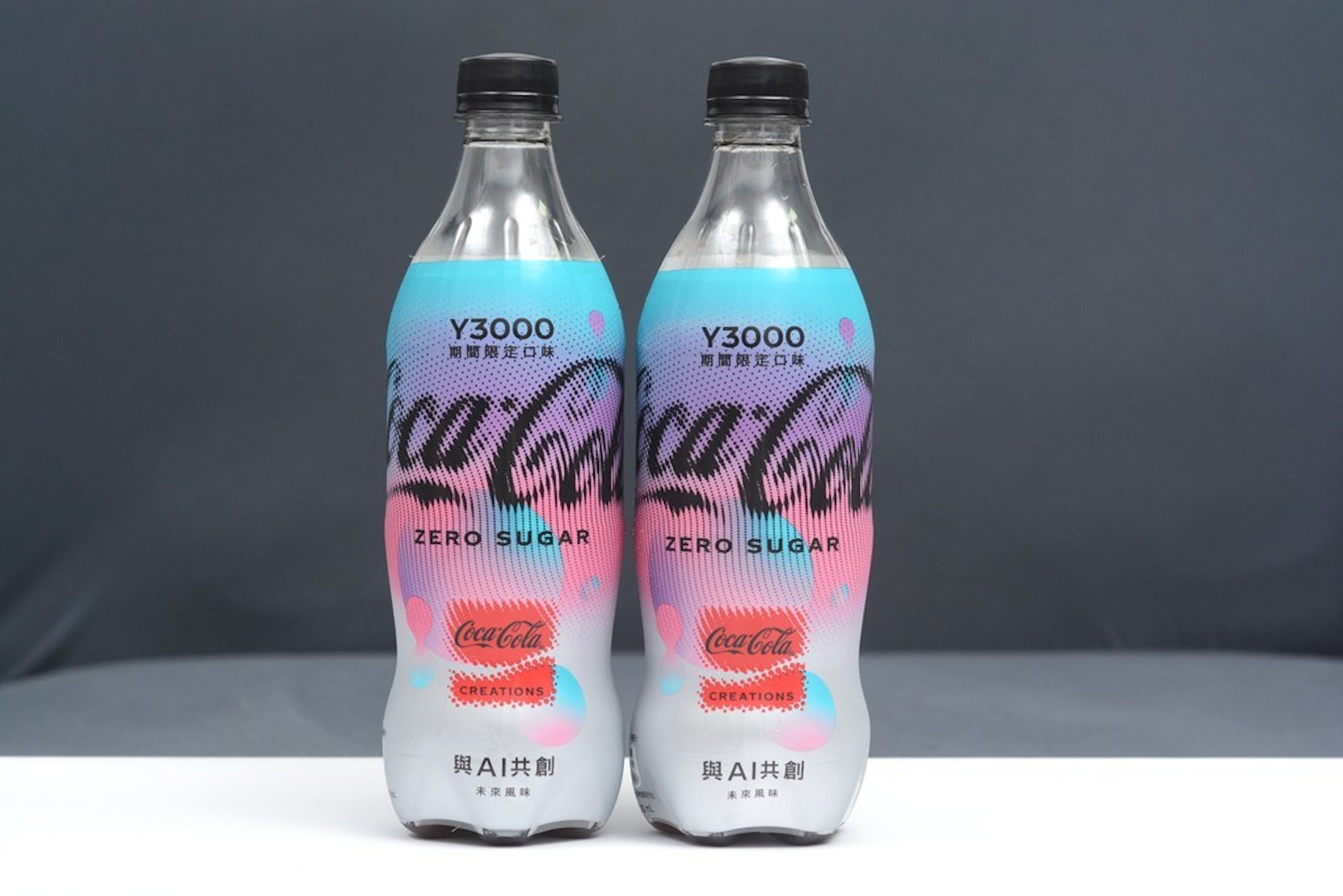 照片中提到了Y3000、期間限定口味,、Y3000，跟聲藝、大溫哥華動物園有關，包含了可口可樂積極活力、水、塑料瓶、可樂、可口可樂