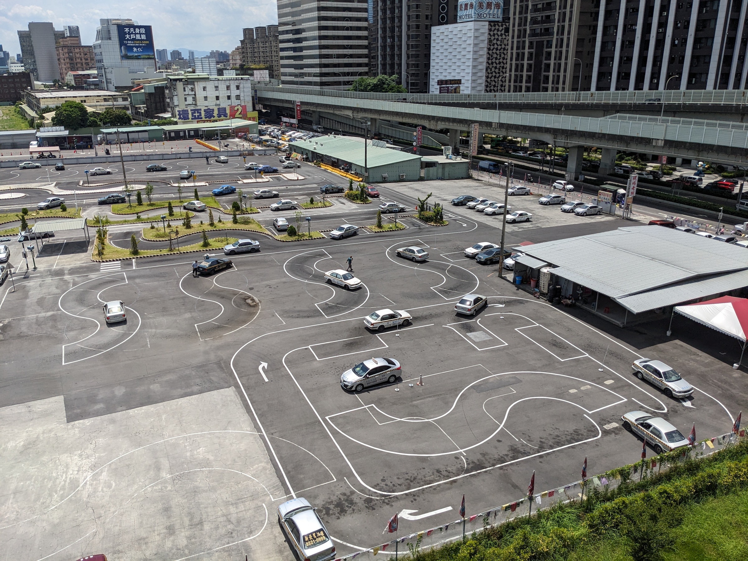 照片中提到了LE、rakele、CHER,包含了市區、汽車、航空攝影、城市設計、市郊