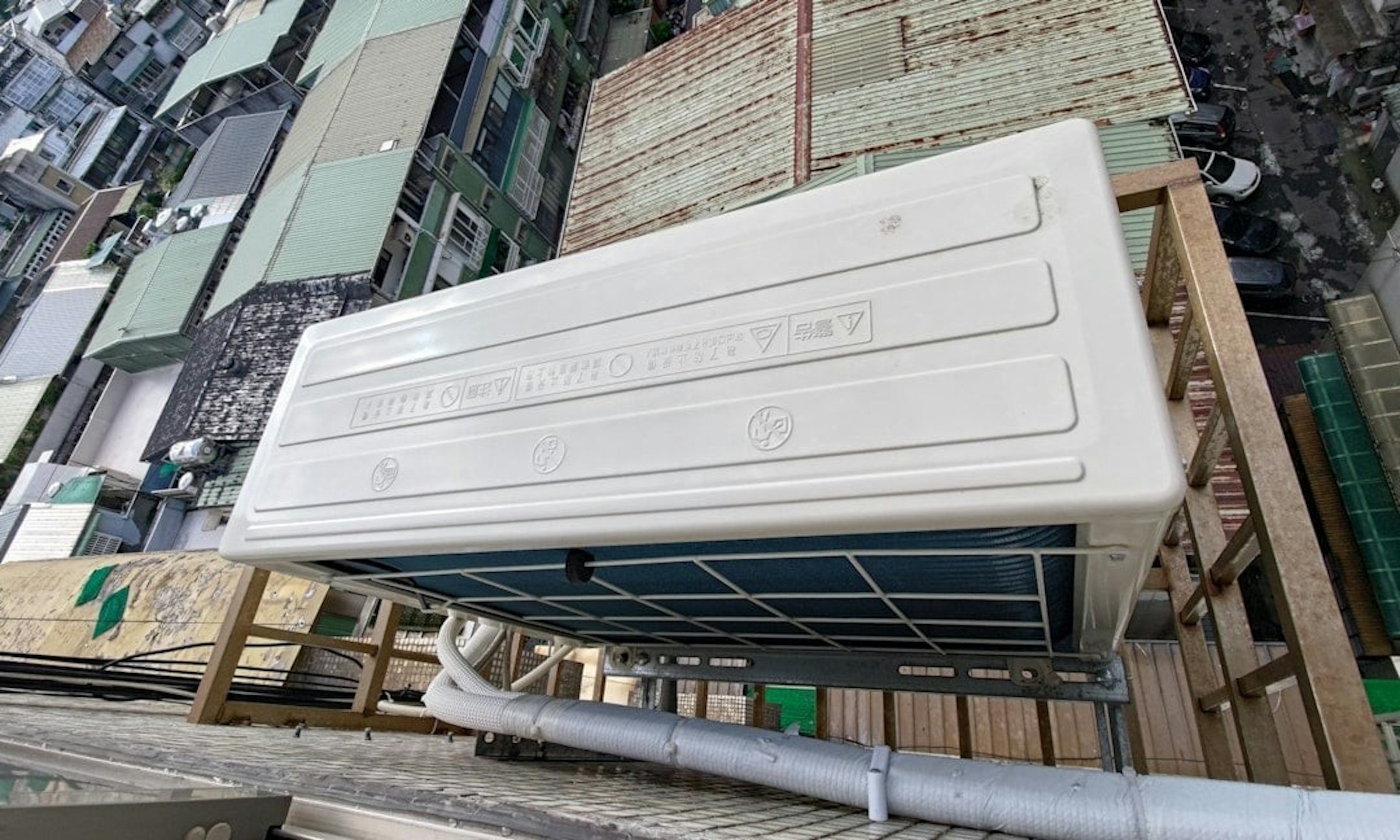 照片中提到了Ⓡ、AE AD OMNIA、PIERE，跟阿瑪尼有關，包含了建築、正面、採光、建築、屋頂