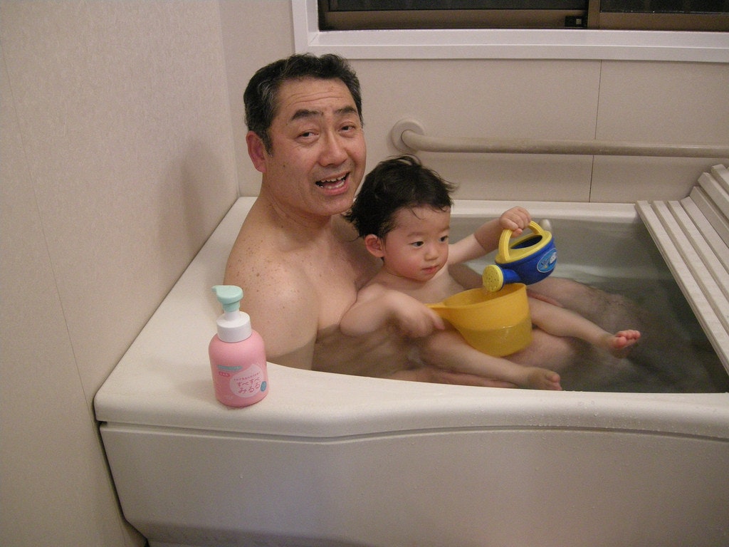 是[面白日本] 迷你浴室還是堅持放浴缸，日本人愛泡湯幾乎是種信仰了！這篇文章的首圖