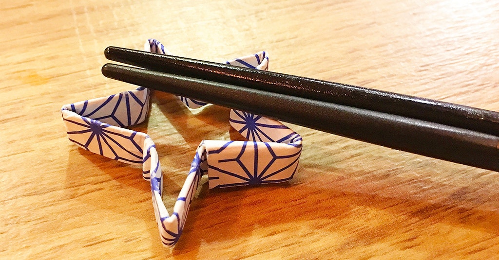 是[面白日本] 日式摺紙筷套一次上手（二）用筷套摺 60 秒搞定「桌上流星」！這篇文章的首圖