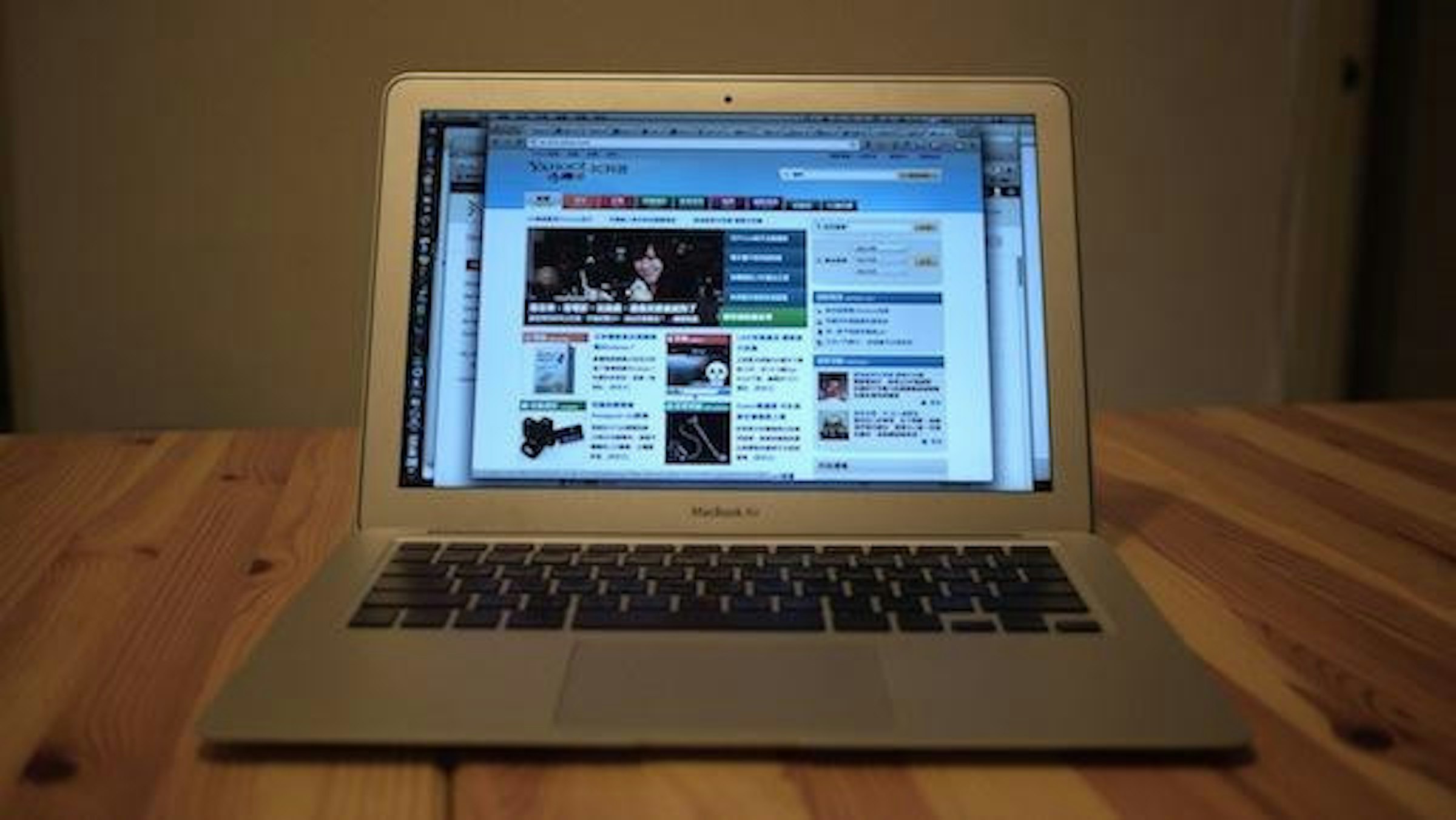 是100年資訊月：Apple MacBook Air 2011版這篇文章的首圖
