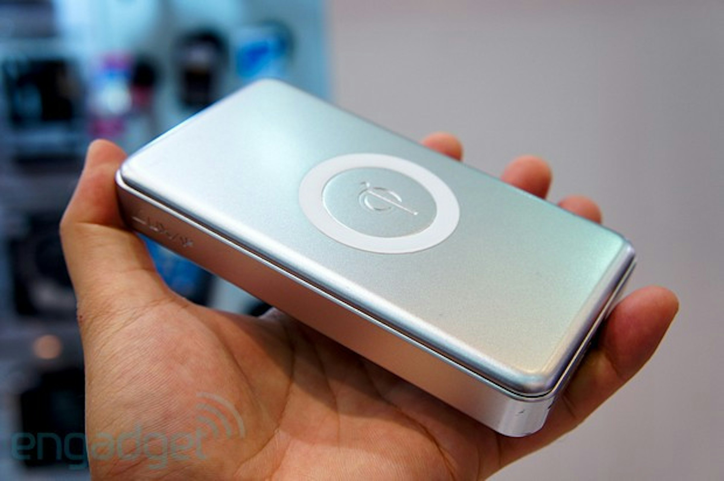 是LUXA2 TX-P1 動手玩，整合 Qi 無線充電板的行動電源這篇文章的首圖