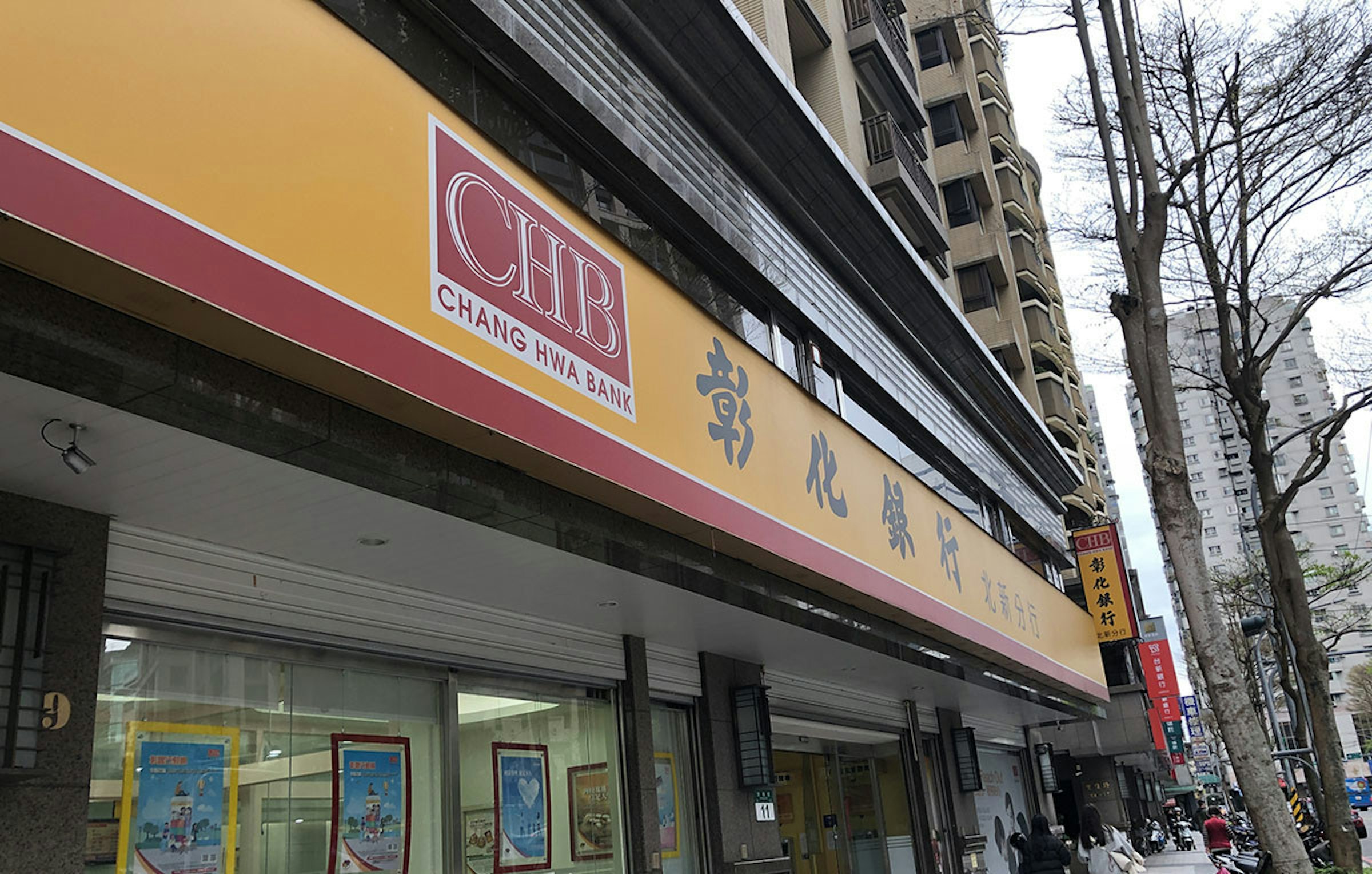 Facade, Metropolitan area, Advertising, Vehicle, metropolitan area, Building, Transport, Architecture, Metropolitan area, Facade, City