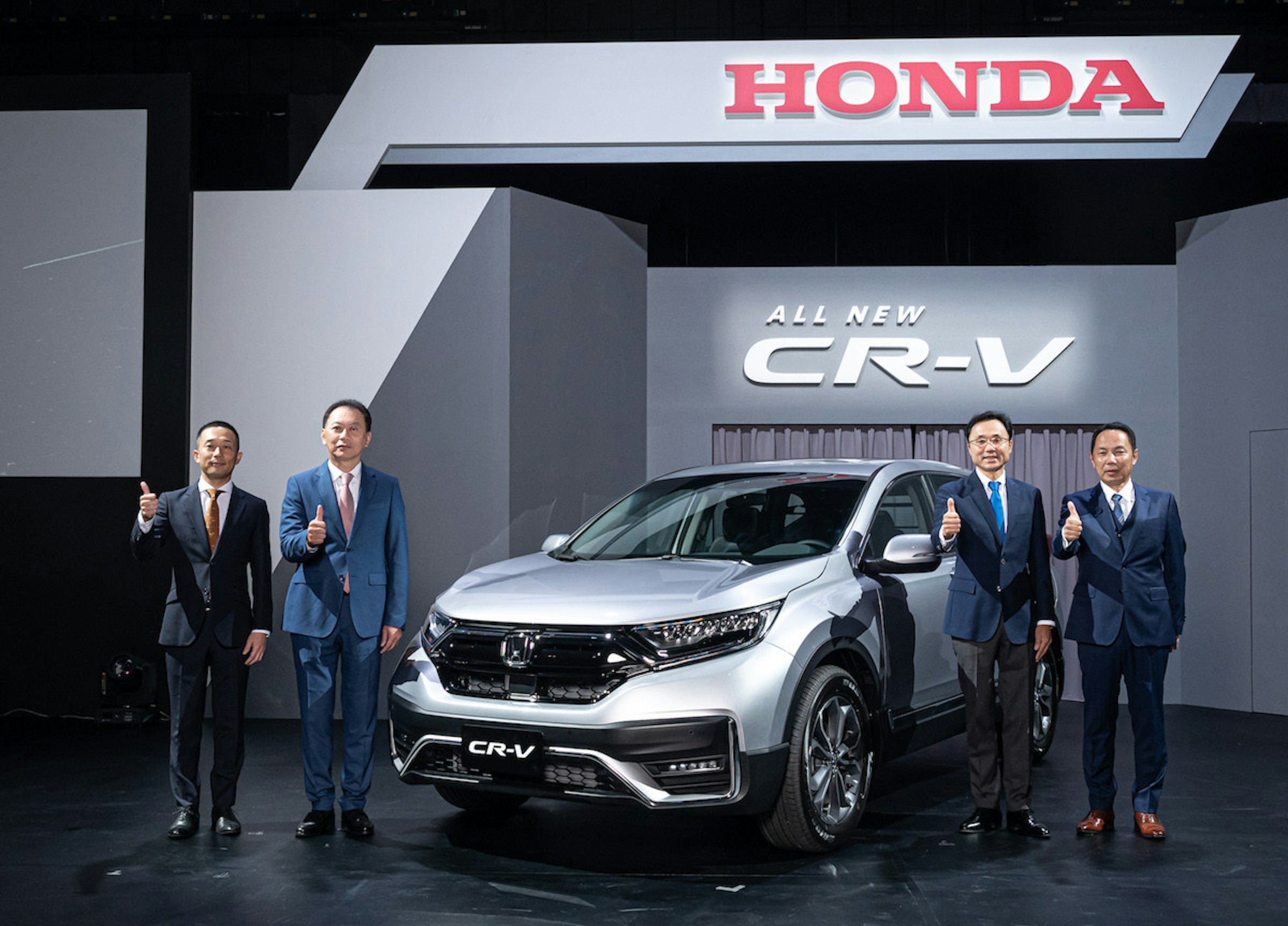 照片中提到了HONDA、ALL NEW、CR-V，跟本田、本田有關，包含了車展、車展、寶馬M3、雷克薩斯、豪華車