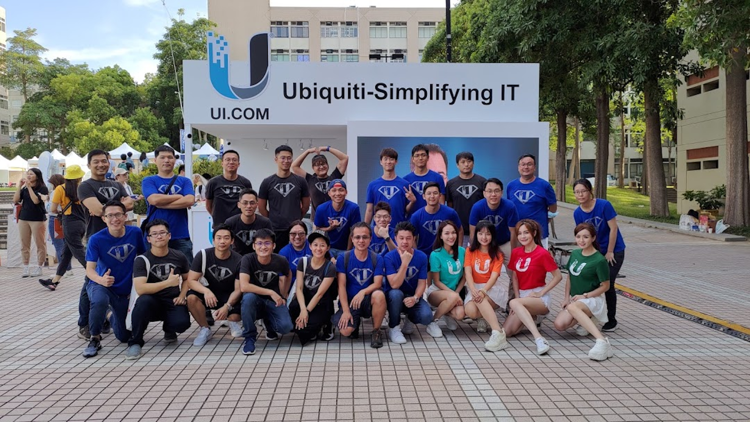 照片中提到了Ubiquiti-Simplifying IT、UI.COM、ब，跟uSwitch有關，包含了社交群、球隊、社交群、萬用表、測量儀器