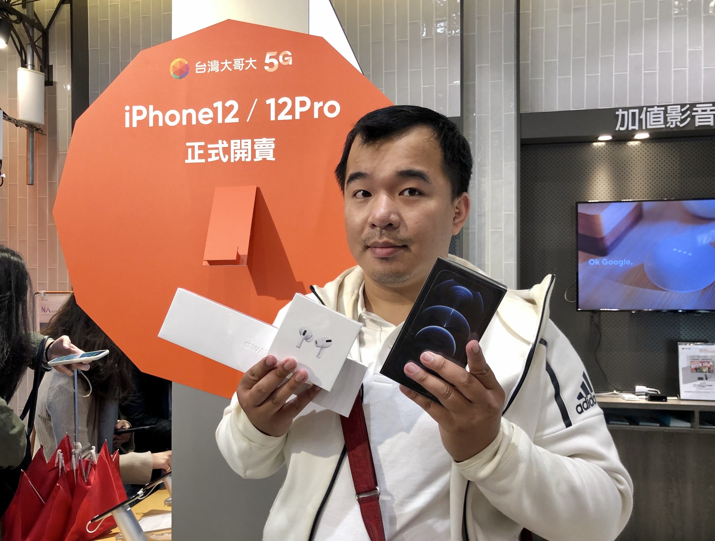 台灣大哥大開賣iphone 12 12 Pro 頭香送apple Watch Series 6 及airpods Pro 林之晨 Cool3c 台灣大哥大開賣iphone 12 12 Pro 頭香送apple Watch Series 6 及airpods Pro 林之晨 Cool3c