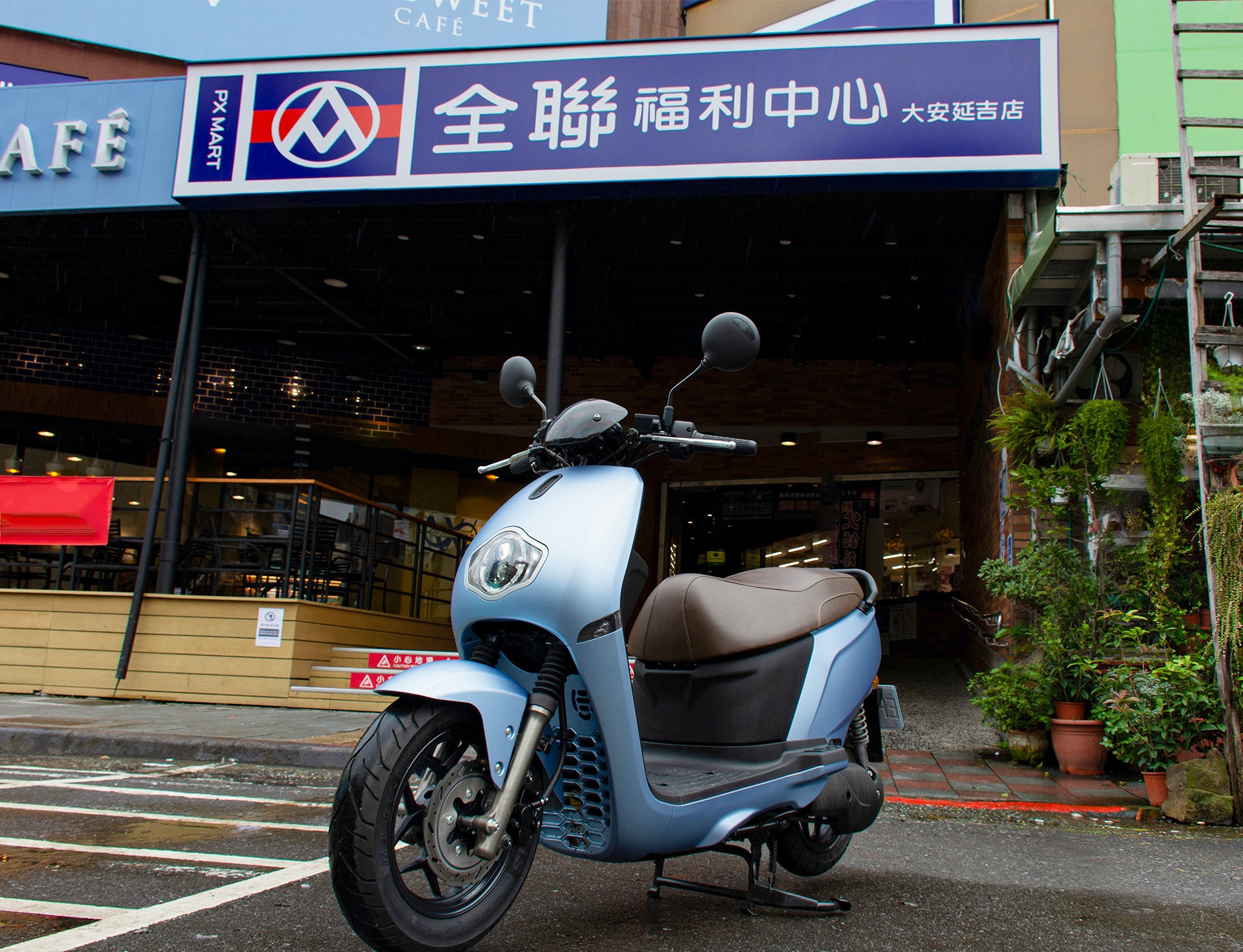照片中提到了CAFE、EET、大安延吉店,跟PX市場、戈亞德有關,包含了汽車、汽車、摩托車、本田思域、摩托車