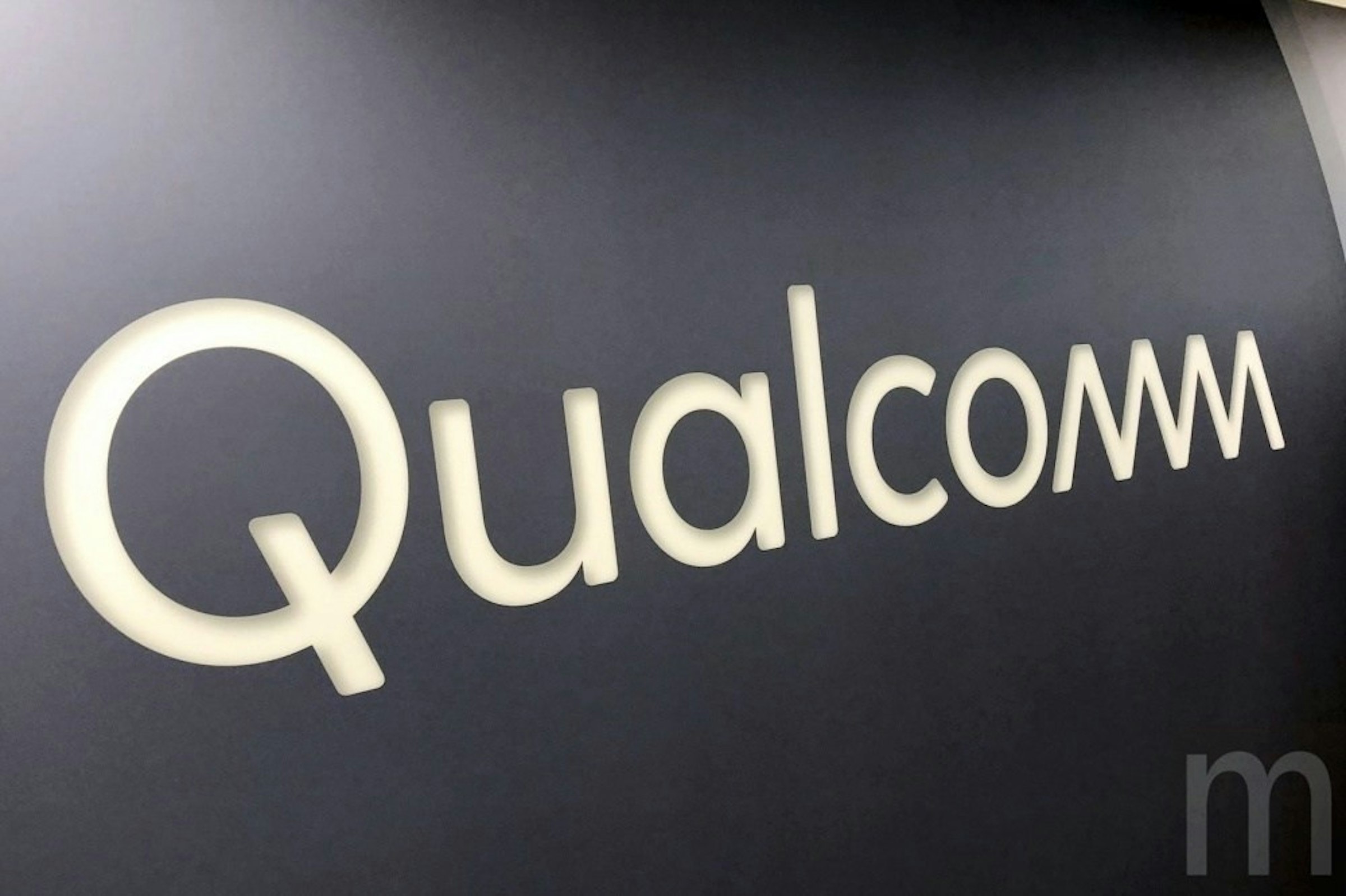 是報導指稱Qualcomm也藉操作報導風向平衡與蘋果之間爭執這篇文章的首圖