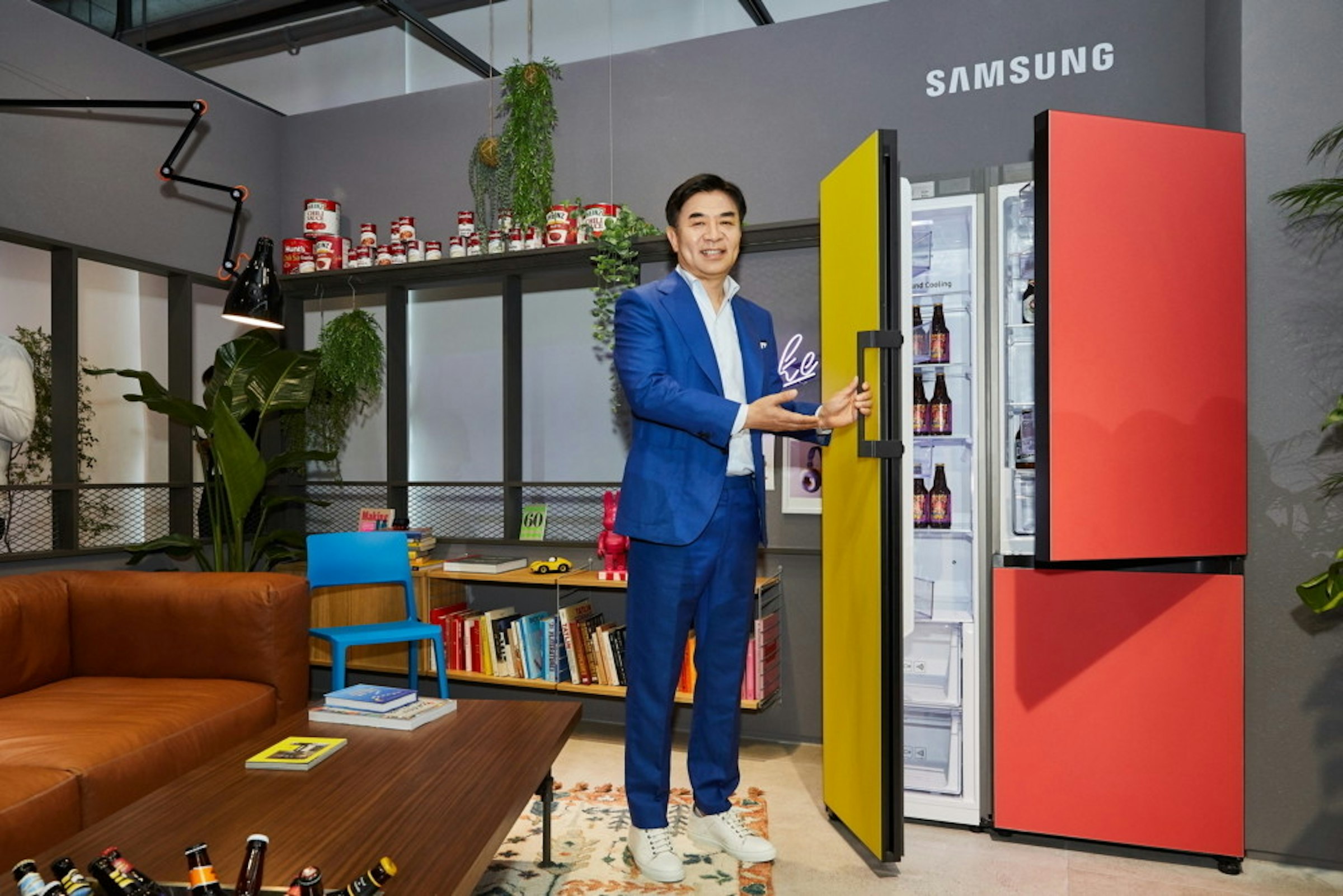 Samsung Galaxy S10, , Samsung, Samsung Galaxy A80, Engadget, Samsung Group, Samsung Electronics, Samsung Galaxy S10+, Samsung Galaxy Player, Smartphone, Samsung, Furniture, Room, Interior design, House, Building, Door