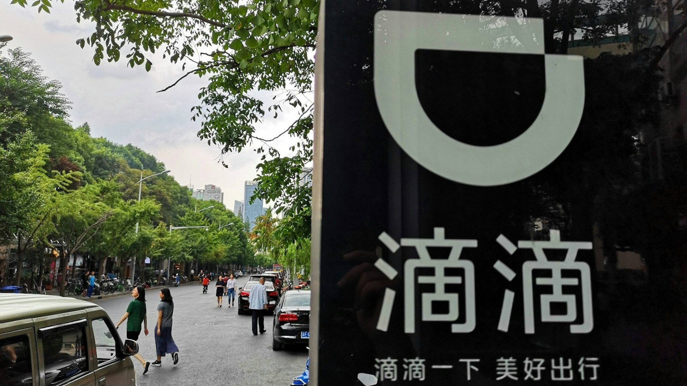 ofo, Car, Beijing, Bicycle, 悟空单车, Bicycle-sharing system, Mobike, DiDi, Sharing economy, , tree, Urban area, Snapshot, Tree, Wall, Street, Sky, Street art, City, Road, Signage