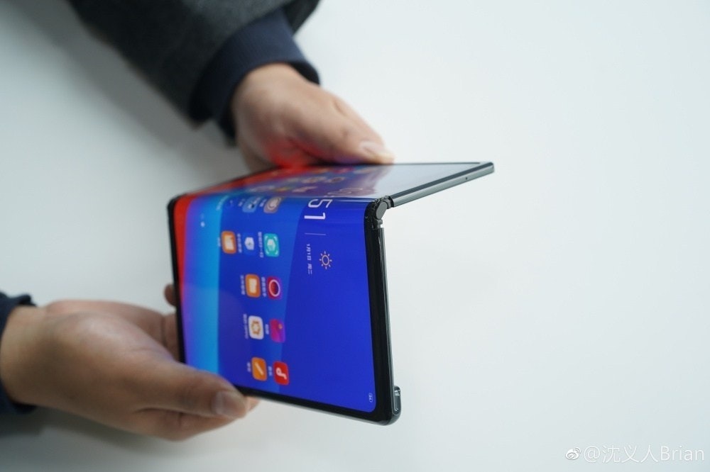 Samsung Galaxy Fold, Mobile World Congress, Foldable smartphone, Huawei Mate X, , Huawei, Smartphone, Huawei P30, Huawei Mate, Samsung Galaxy, huawei mate x, Gadget, Communication Device, Electronic device, Smartphone, Technology, Portable communications device, Mobile phone, Hand, Ipad, Finger