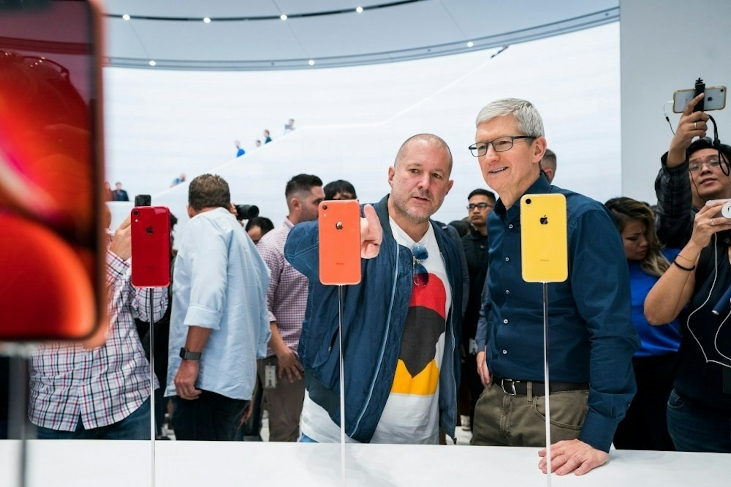 Jony Ive, Tim Cook, iPhone XR, iPhone X, Apple iPhone XS Max, Apple, , Apple, Chief Executive, Design, jony ive tim cook iphone xr, Red, Product, Event, Design, Technology, Electronic device, Tourism, Recreation, Team, Art