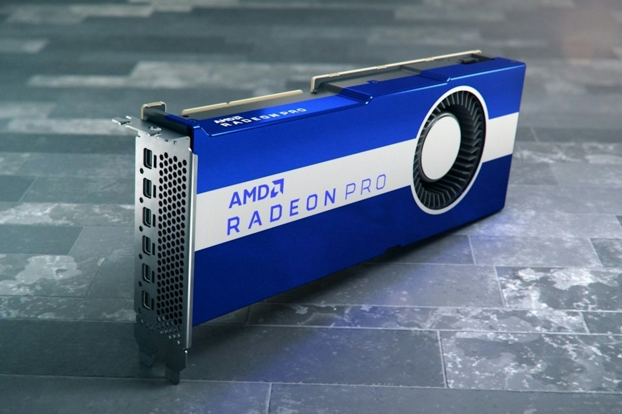 照片中提到了AMDA、RADEONPRO，跟Advanced Micro Devices公司有關，包含了電子產品、Radeon Pro、電子配件、AMD公司