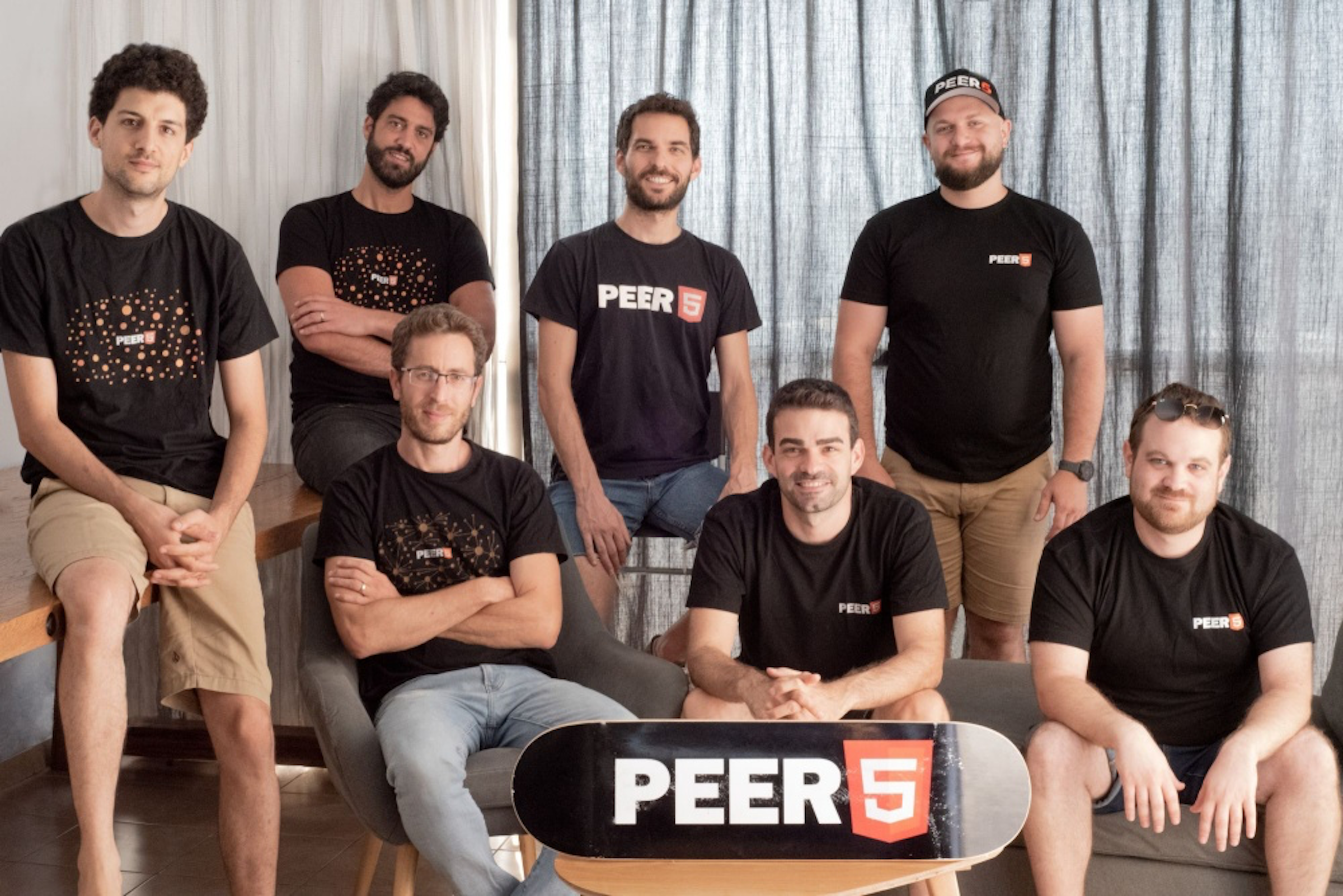 照片中提到了PEER、PEER、PEER，包含了社交群、微軟團隊、微軟公司、互聯網、計算機應用
