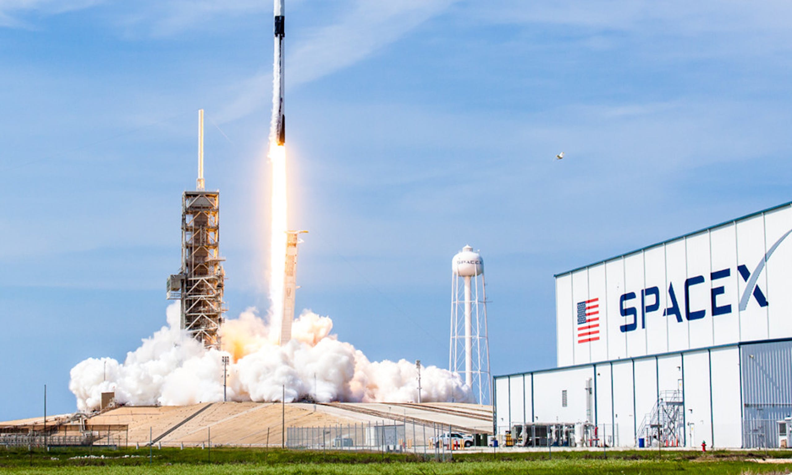 照片中提到了SPACER、NAA、SPACEX，跟太空X有關，包含了肯尼迪航天中心、肯尼迪航天中心、星艦、獵鷹9