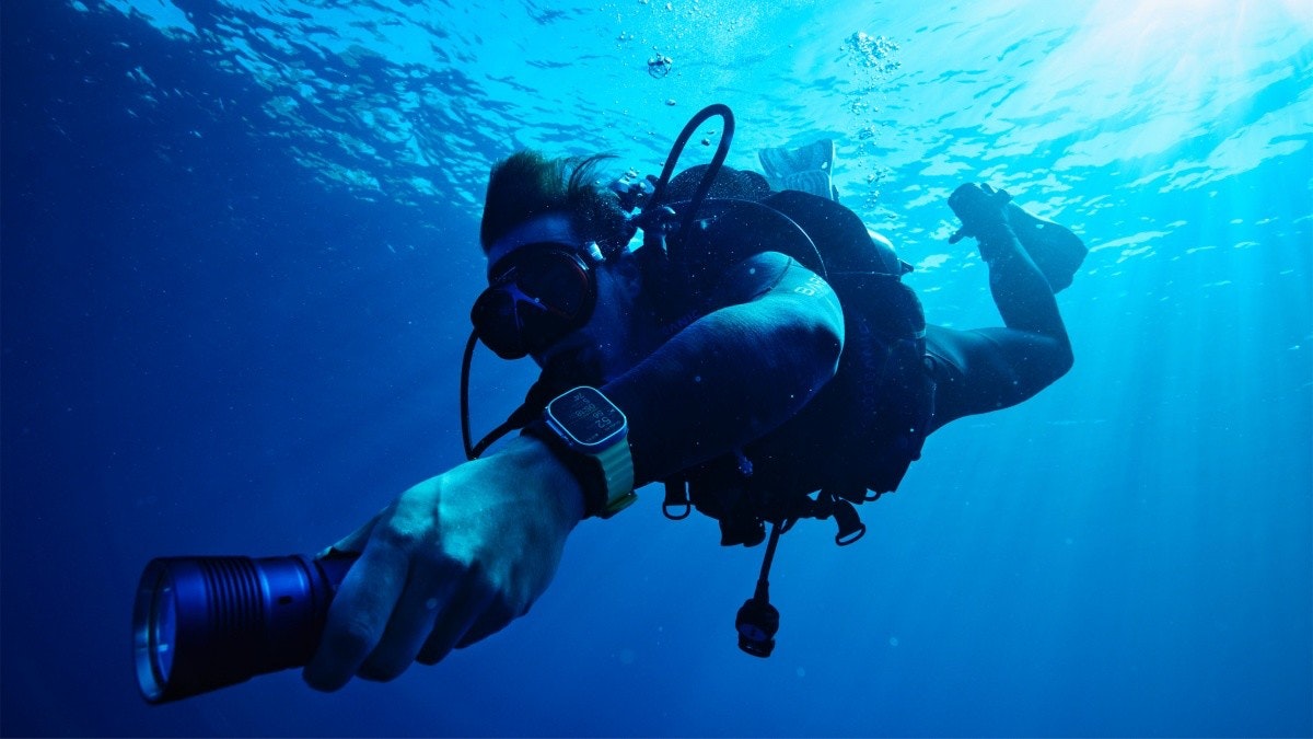 照片中提到了||8|8k，包含了水下潛水、水肺潛水、水下環境、Apple Watch Ultra、水下潛水