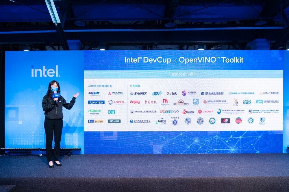 照片中提到了Intel DevCup x OpenVINO" Toolkit、intel.、贊助與合作夥伴，跟Intellia治療學有關，包含了介紹、英特爾、OpenVINO、人工智能、電腦硬件
