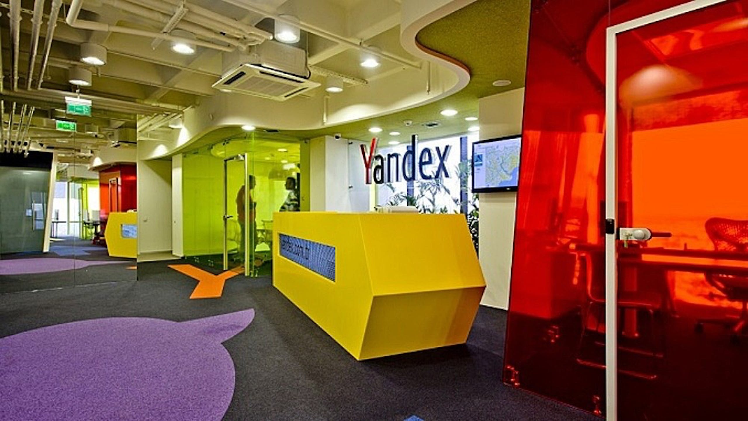 照片中提到了Yandex，跟Yandex有關，包含了Yandex 公司、商業、莫斯科