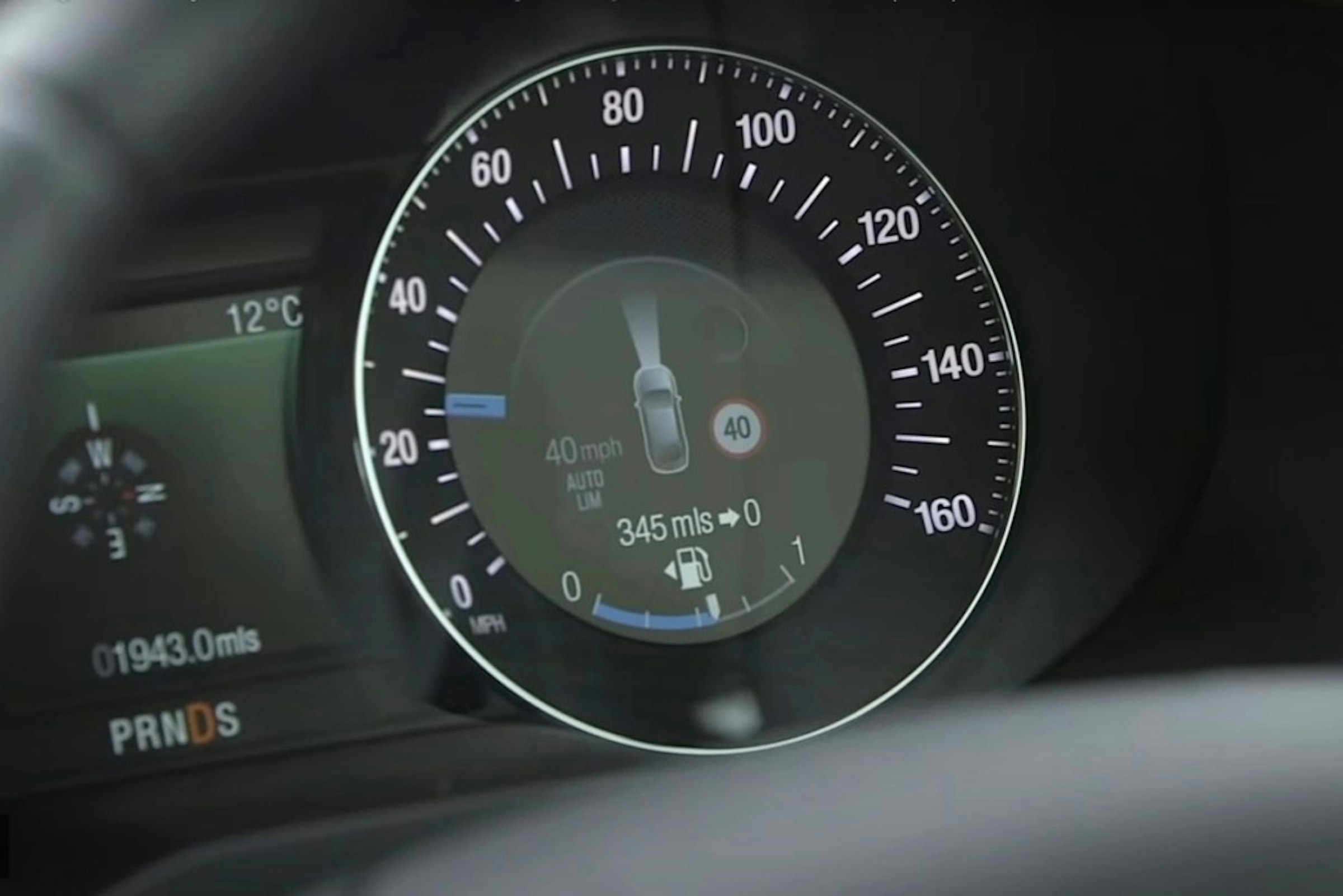 照片中提到了12°C、01943.0mis、PRNDS，包含了高速汽車英國、汽車、智能速度輔助、V-MAX 調校、速度極限