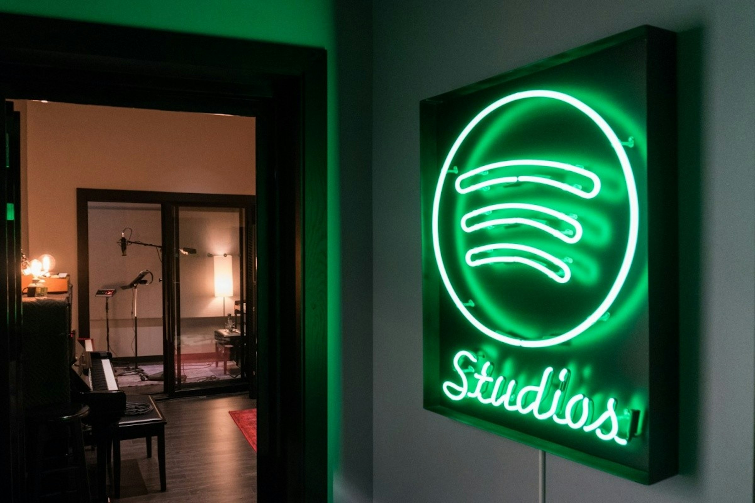 照片中提到了)))、Studios，包含了Spotify 單打工作室、麥克風、東南電子、Spotify、sE電子RNR1