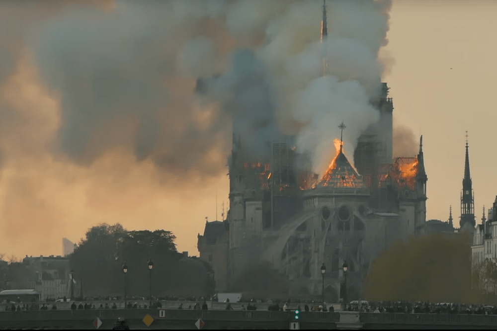 照片中包含了巴黎圣母院大教堂、巴黎圣母院大教堂、巴黎圣母院火災、百代、電影系列