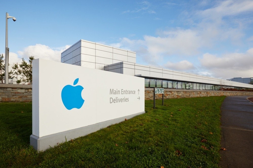 照片中提到了Main Entrance ↑、-、Deliveries，跟蘋果公司。有關，包含了蘋果軟木愛爾蘭、軟木、蘋果、蘋果大學、IDA 愛爾蘭