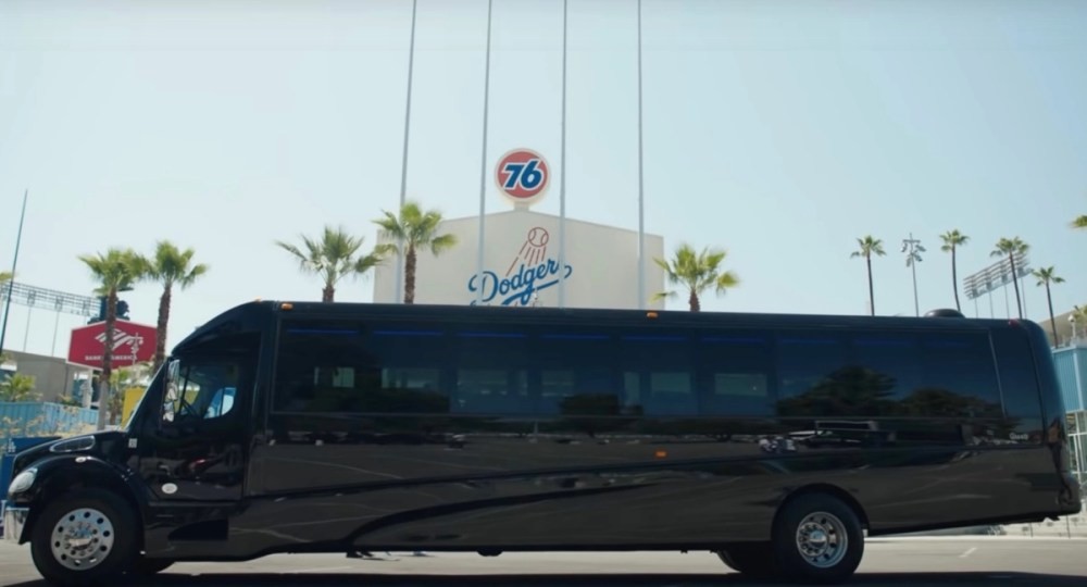 照片中提到了76、Dodger,，跟76、洛杉磯道奇隊有關，包含了商用車、旅遊巴士服務、運輸、總線、汽車