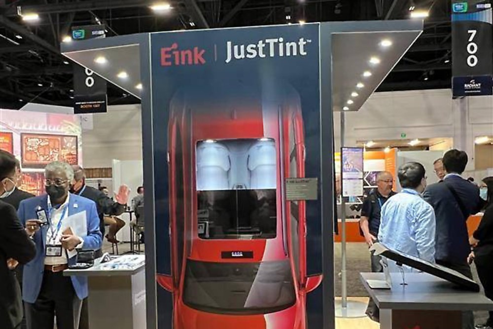 照片中提到了Eink JustTint、NOO，跟電子墨水公司、賈斯汀電視有關，包含了車輛、電子紙、紙、電子產品、電力