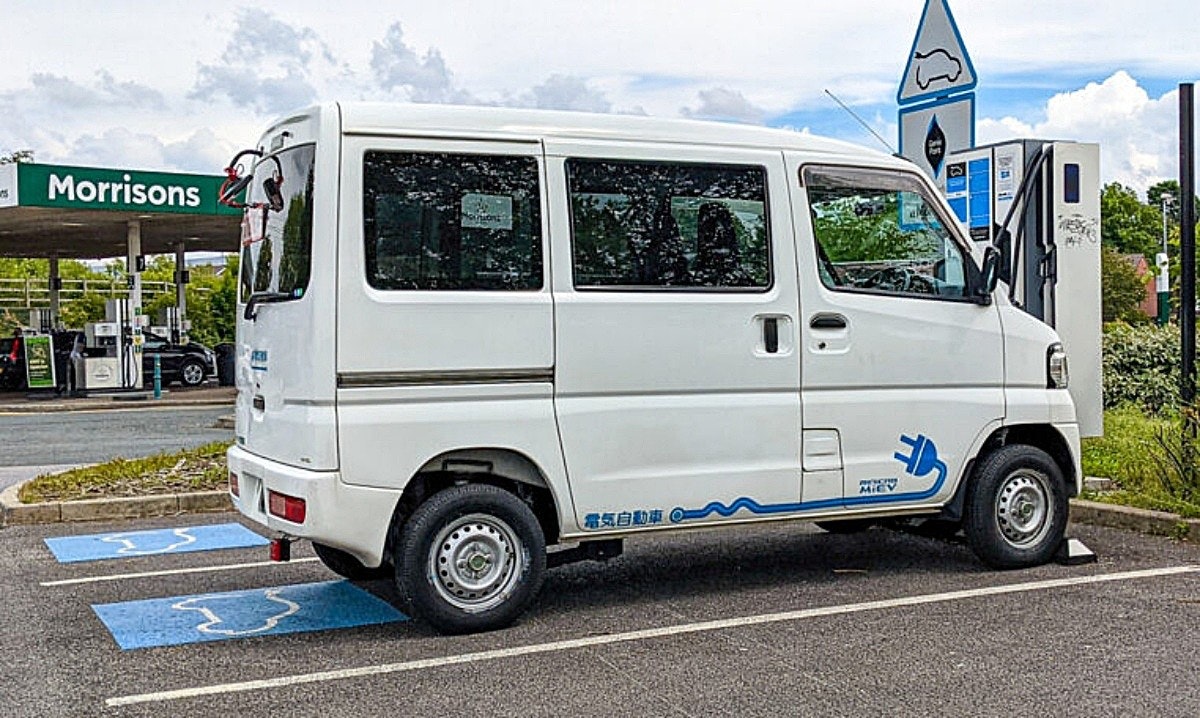 照片中提到了Morrisons、Pont、電気自動車,包含了商用車、小型貨車、汽車、福特汽車公司、塔塔汽車